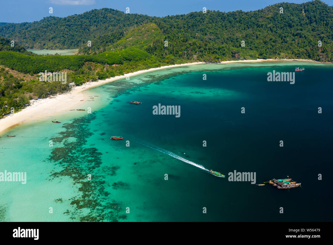 Antenne drone Blick auf einen wunderschönen tropischen Insel Strand (große Swinton, Mergui Archipel, Myanmar) Stockfoto