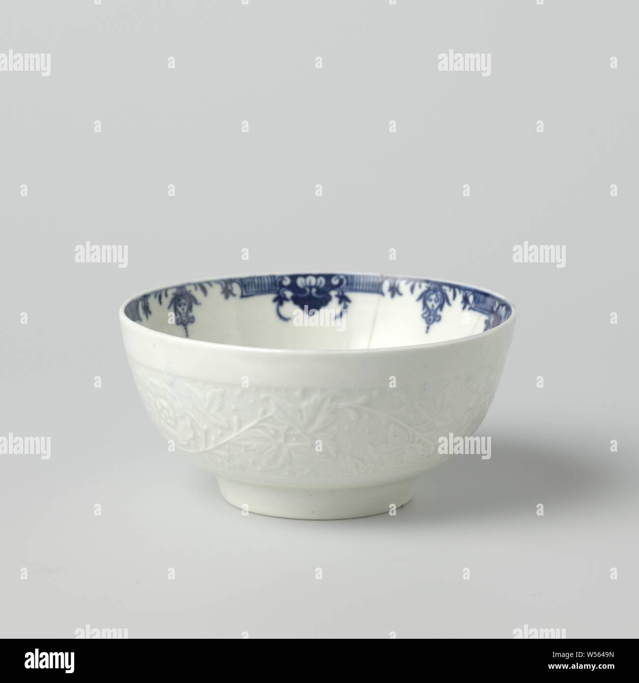 Schüssel, weiß, mit einer Felge mit Rokoko Ornament auf der Innenseite, Schüssel aus weißem Porzellan dekoriert, auf der Innenseite entlang der Oberseite mit einem Rokoko Ornament in Blau. Eine blaue Aster auf dem Regal. Exterieur mit relief Dekoration eines Ast mit Blätter und Blumen. An der Unterseite der Basisstation gekennzeichnet: C Hinweis: wiederhergestellt., Worcester, 1751 - 1783, Porzellan (Material), h 5,8 cm x T 12,0 cm Stockfoto