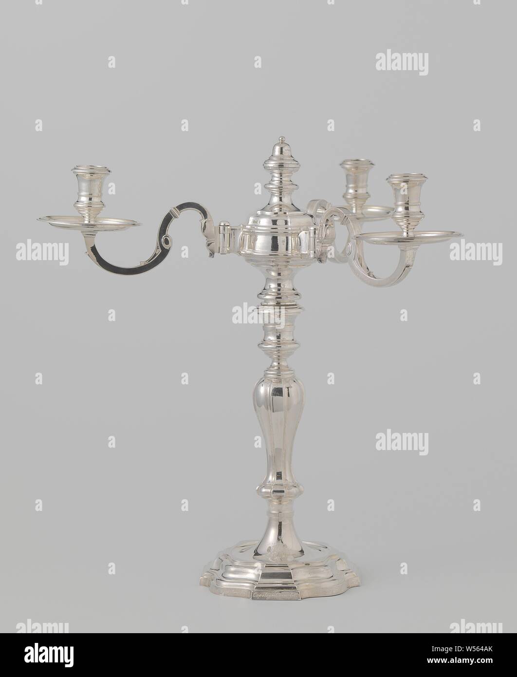 Armleuchter, zum Kapitän Cornelis Schrijver, die Kandelaber gegeben bestehen aus einem Leuchter und eine Anlage mit drei schwenkbaren Armen. Die profilierte, verjüngende Fuß ist achteckig Durchmesser, mit wechselnden Gerade und Gewellte Seiten. In der flachen Oberseite gibt es einen runden Boden, von dem aus die Oberseite des Fusses, auch durch einen Ring artikuliert, steigt. Marmor-baluster-förmigen Rumpf ruht auf ihm, stehend auf eine verbreiterte konvexe Fuß. Der Stamm ist auch achteckig, die abwechselnd die geraden und gebogenen Seiten zu denen der Fuß entsprechen. Die Vase - geformt, profilierte Kerzenhalter ist rund im Querschnitt wieder. Stockfoto Armleuchter, zum Kapitän Cornelis Schrijver, die Kandelaber gegeben bestehen aus einem Leuchter und eine Anlage mit drei schwenkbaren Armen. Die profilierte, verjüngende Fuß ist achteckig Durchmesser, mit wechselnden Gerade und Gewellte Seiten. In der flachen Oberseite gibt es einen runden Boden, von dem aus die Oberseite des Fusses, auch durch einen Ring artikuliert, steigt. Marmor-baluster-förmigen Rumpf ruht auf ihm, stehend auf eine verbreiterte konvexe Fuß. Der Stamm ist auch achteckig, die abwechselnd die geraden und gebogenen Seiten zu denen der Fuß entsprechen. Die Vase - geformt, profilierte Kerzenhalter ist rund im Querschnitt wieder. Stockfoto