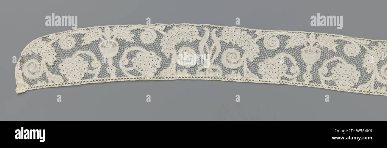 Berthe aus Klöppelspitze mit Trauben und Ähren, Berthe aus natürlichen - farbige Klöppelspitze: Valenciennes Spitze. Die Wiederholung und symmetrische Muster besteht aus einem Kelch auf einen Stiel, in dem steht ein Ohr von Mais, biegt nach rechts und nach links. Hinter beide Ohren von Mais läuft eine lange, Curling Zweig, der in einem Bündel von Trauben, die auf beiden Seiten der Kelch endet. Zwischen den aufeinander folgenden Muster mit der Kelch sind miteinander durch zwei viel größeren gebogenen Ohren von Mais, die einander mit einem Band verbunden. Die Motive sind durch ein rundes Gitter verbunden: Stockfoto