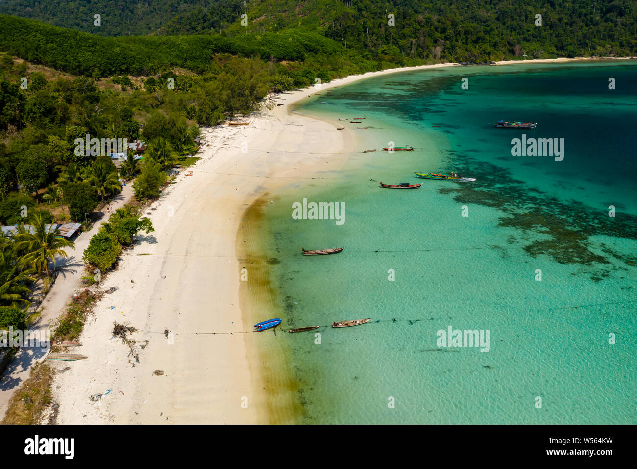 Antenne drone Ansicht der longtail Fischerboote am Strand von einer kleinen tropischen Insel Stockfoto