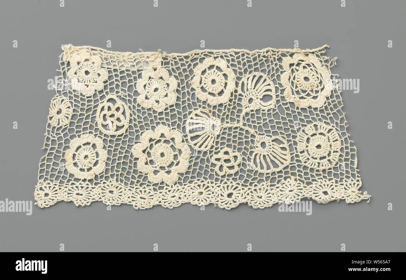 Streifen von gestricken Spitze mit Triple fan Flower zwischen verschiedenen Rosette Blumen, Streifen von natürlichen Farben Häkelspitze: Irische Häkelspitze. Muster mit mit Triple Bereich Blume zwischen verschiedenen Rosette Blumen. Zum oberen Rand des Streifens ist gerade fertig. Die flat scallop Edge besteht aus einer Reihe von verbundenen Rosette Blumen., anonym, Ierland, C. 1800 - C. 1899, Baumwolle (Textil), h 13 cm × w 6,5 cm Stockfoto