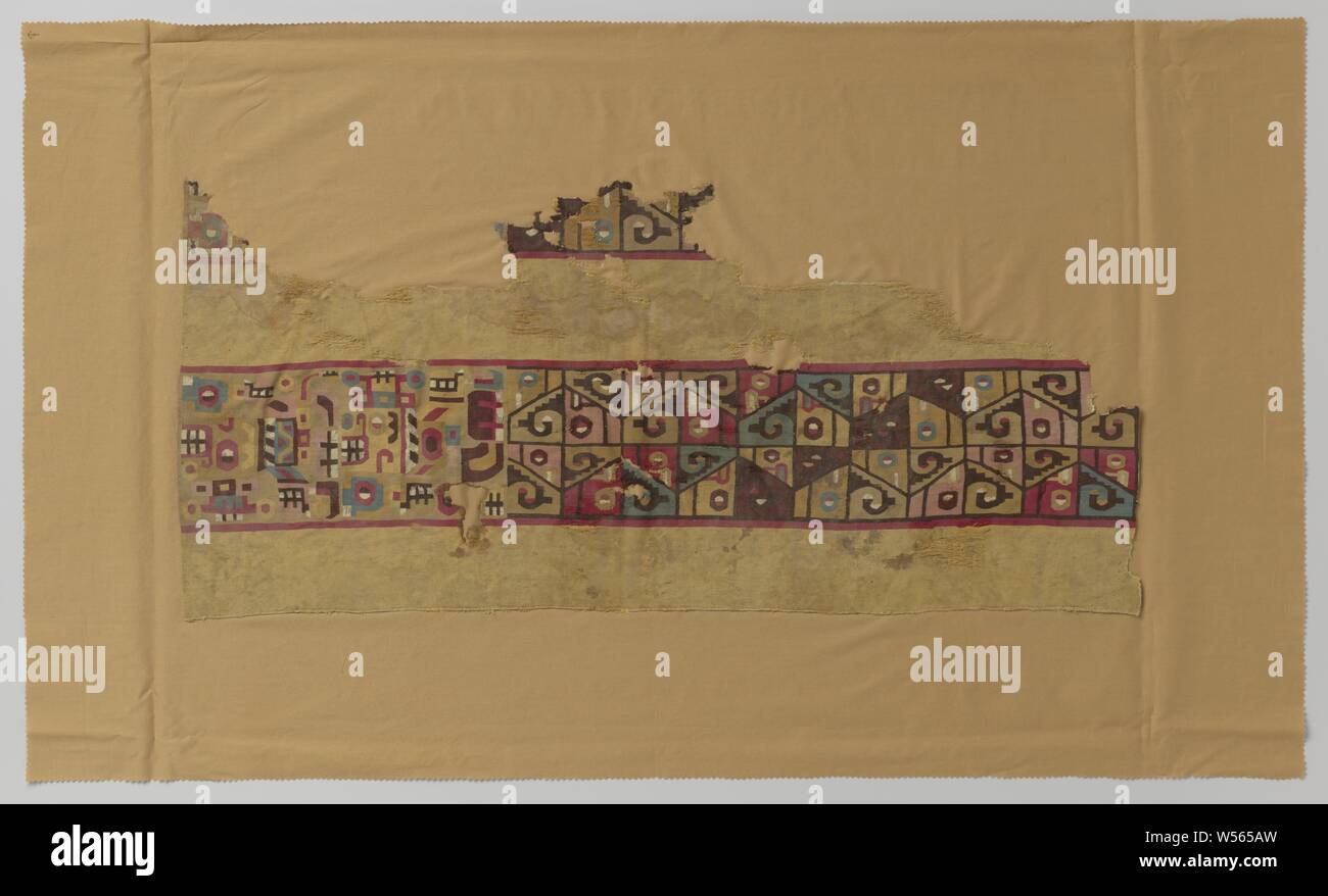 Fragment mit bunten geometrischen Motiven, von denen einige Sechsecke durch mit Diamanten geschnitten. Rote Kanten., anonym, Peru, C. 1400 - C. 1950, Kette, inslag, Tapisserie, h 36,5 cm x W 81,5 cm Stockfoto