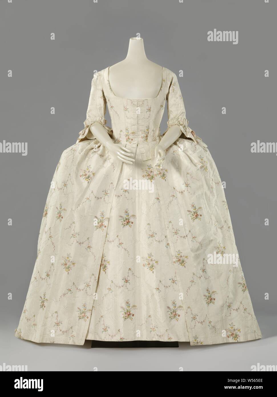 Rock mit glatten und Plissee Seiten mit Raum für Panier, aus Rahm Seide mit Streifen, floralen blättert, links, gestickte bunte Sträuße und Kränze, Rock, die zu einem Kleid von floralen cremefarbener Seide mit gewebten Sträuße und Kränze in unterschiedlichen Farben., anonym, Niederlande, 1750 - 1800, Seide, Stickerei, l 96 cm × W 285 cm Stockfoto