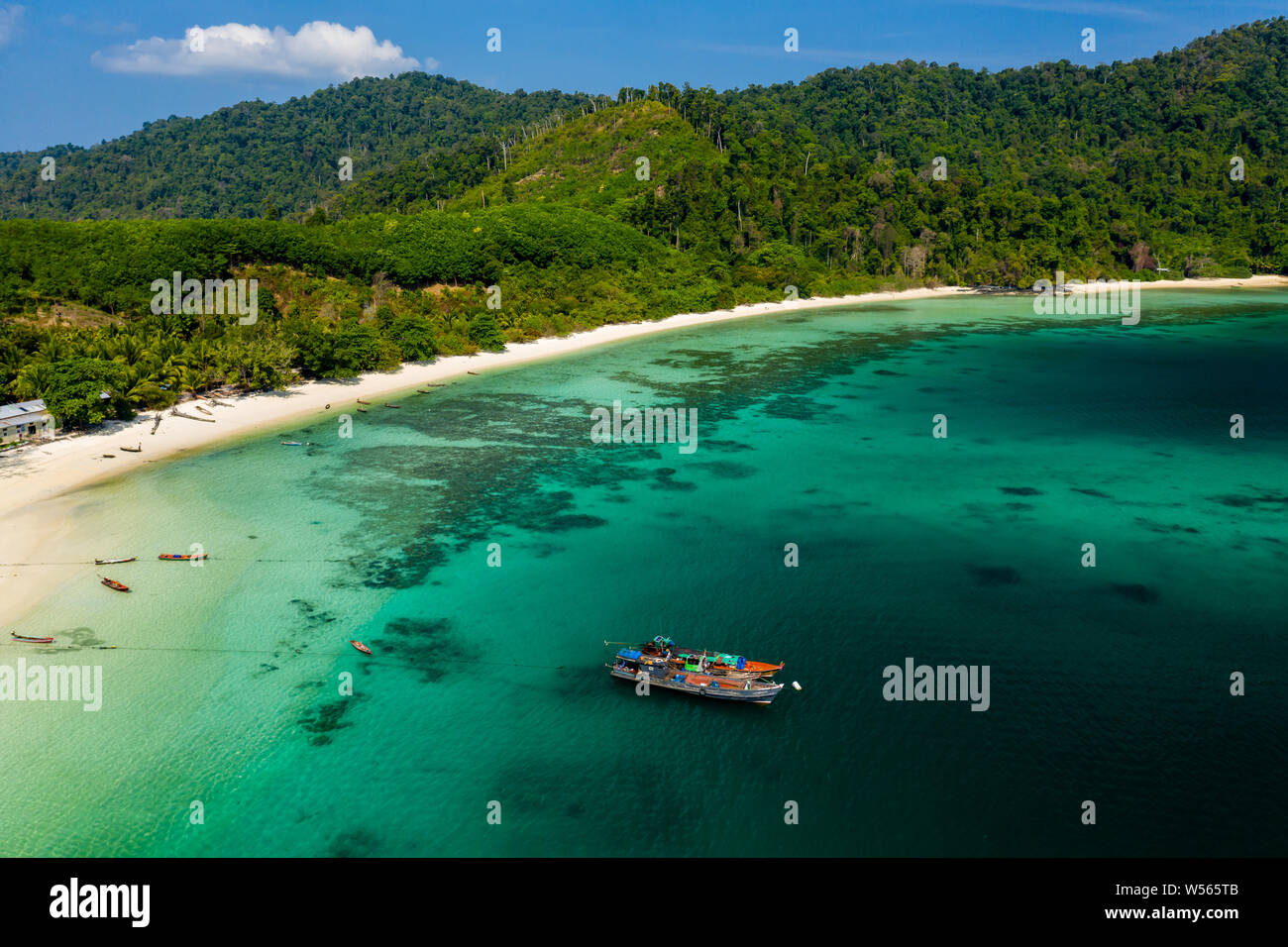 Antenne drone Blick auf einen wunderschönen tropischen Insel Strand (große Swinton, Mergui Archipel, Myanmar) Stockfoto