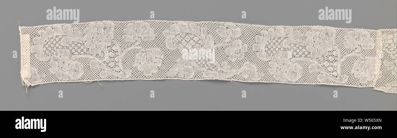 Bandrolle Spitzen aus zwei Teilen mit unterschiedlichen Mustern, Bandrolle Spitze, Binche Spitzen. Die Band besteht aus zwei Streifen zusammen mit verschiedenen Mustern genäht. Das Muster der Ein Streifen besteht aus zwei symmetrischen Kompositionen. Das Muster der anderen Streifen besteht aus schrägen tropfenförmige Kartuschen mit gefiederten Blättern, abwechselnd mit Rosette Blumen und Pfingstrosen. Für beide Streifen, die Motive von einem Gitter Boden miteinander verbunden sind, eine 5-Loch. Die Motive sind in Leinen mit Ausschnitten und openwork Kanten gefertigt. Dekorative Böden haben in den Kartuschen verwendet worden, zwischen Stockfoto