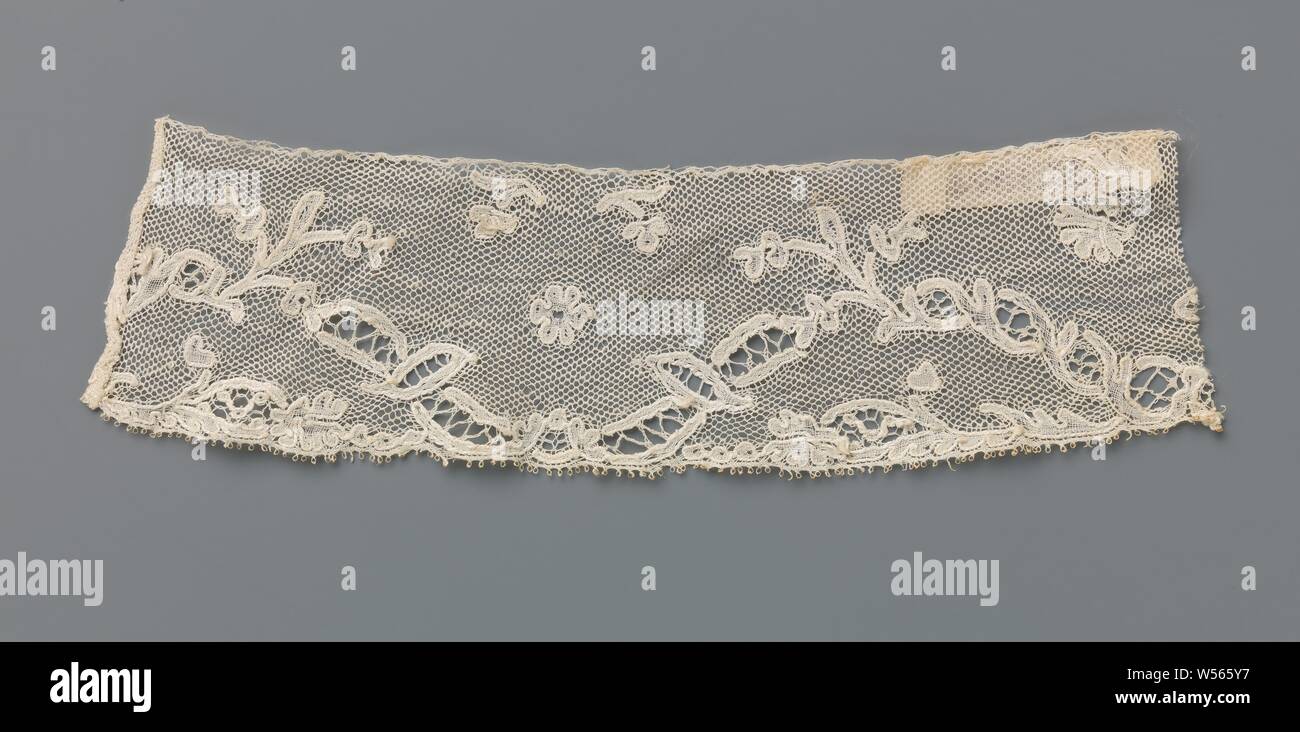 Streifen von klöppelspitze mit gewellten zweiflügelige Garland und lockere Rosette Blume, Streifen von natürlichen Farben Klöppelspitze: Mechelen Spitze. Das Muster besteht aus einem Doppel- und regelmäßig gewellte Blätter Girlande, die an der Spitze in einem Zweig mit drei kleinen Blumen endet. Ein paar vereinzelte Blumen, Zweige und einem separaten Rosette Blume über dem Pendel. Entlang der unteren Kante unter dem Wave top one Blumenstengel mit länglichen Blätter, die eine kleine Kartusche bilden. Die Motive werden von einem Netz verbunden. Die vollständige Arbeit ich in Leinen mit ein paar Ausschnitte und dicker und glänzende Kontur Threads gemacht. Zwischen Stockfoto