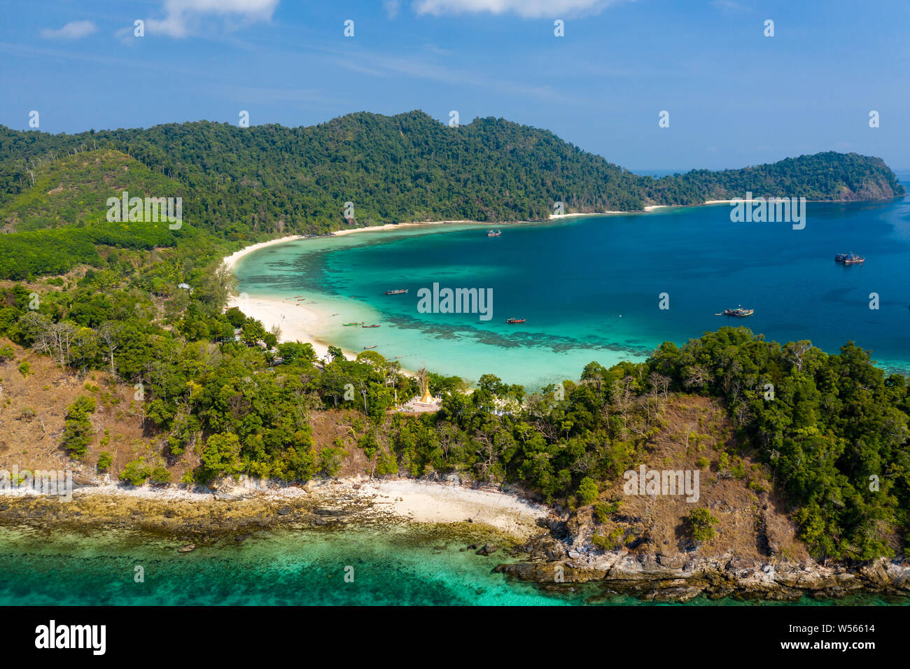 Antenne drone Blick auf einen wunderschönen tropischen Insel Strand (große Swinton, Mergui Archipel, Myanmar) Stockfoto