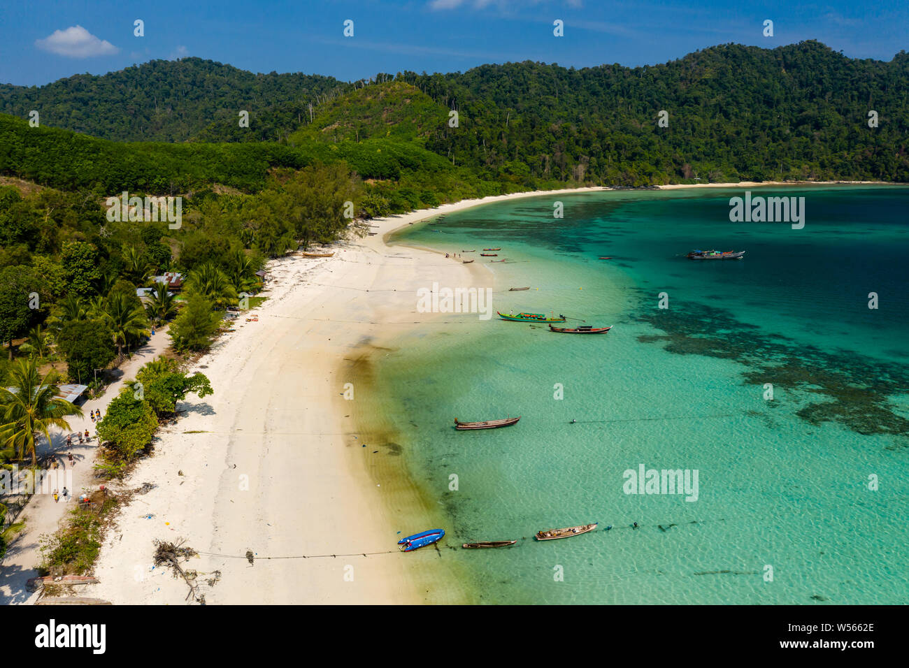 Antenne drone Blick auf einen wunderschönen tropischen Insel Strand (große Swinton, Mergui Archipel, Myanmar) Stockfoto