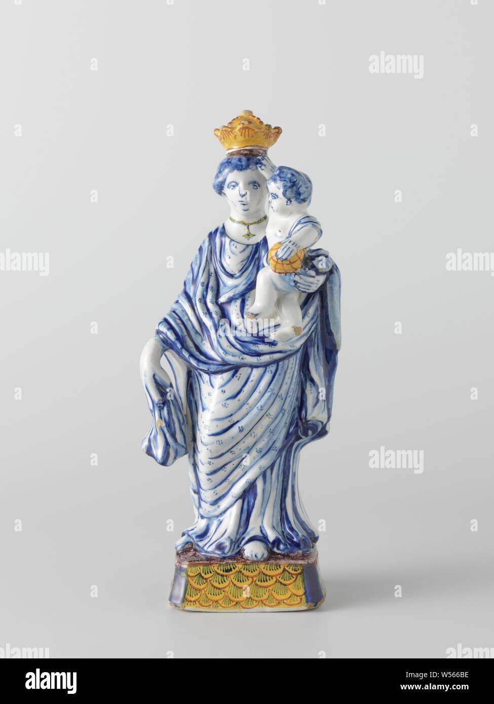 Maria mit Jesuskind aus Fayence, weibliche Figur aus Fayence, in Form von Maria mit dem Jesuskind auf dem Arm. Mehrfarbig lackiert. Markiert: Ig, und datiert 1748., anonym, Delft, 1748, h 28,5 cm x W 11,5 cm x T 8,3 cm Stockfoto