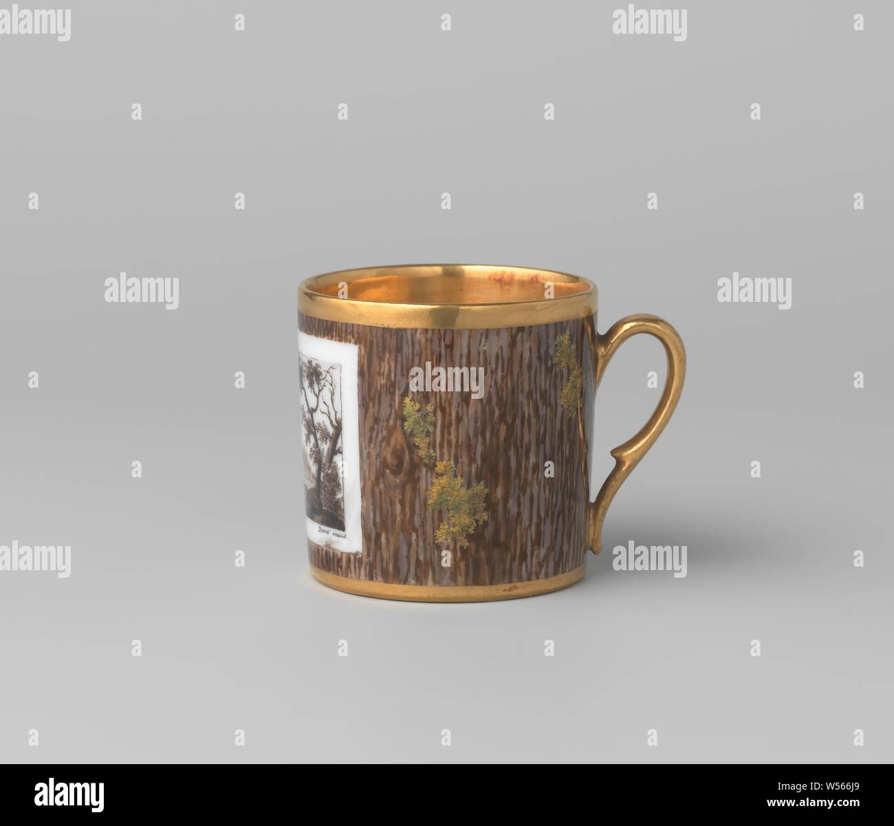 Schale mit einer Landschaft auf einem Boden der Nachahmung Rinde, Porzellan Tasse mit einem zylindrischen Wand- und C-förmige Ohr, malte auf den Zahnschmelz in Gold und Gold. Die äußere Wand ist bedeckt mit imitierter Baum Rinde mit Moos, auf dem ein Plakat mit der Landschaft scheint stecken geblieben zu sein. Das Papier ist an der Oberseite eingerissen und hängt nach vorn. Die Landschaft zeigt zwei Menschen zwischen Hügel, Bäume und Gebäude. Unten auf dem Plakat die Inschriften "Celocies. [?] Inv. et fecit" und "Devret exscud. 'Gold Band oberhalb der Fuß und die Felge, das Ohr und die sind innen mit Gold bedeckt. Auf der Unterseite mit VIL, Rue gekennzeichnet Stockfoto