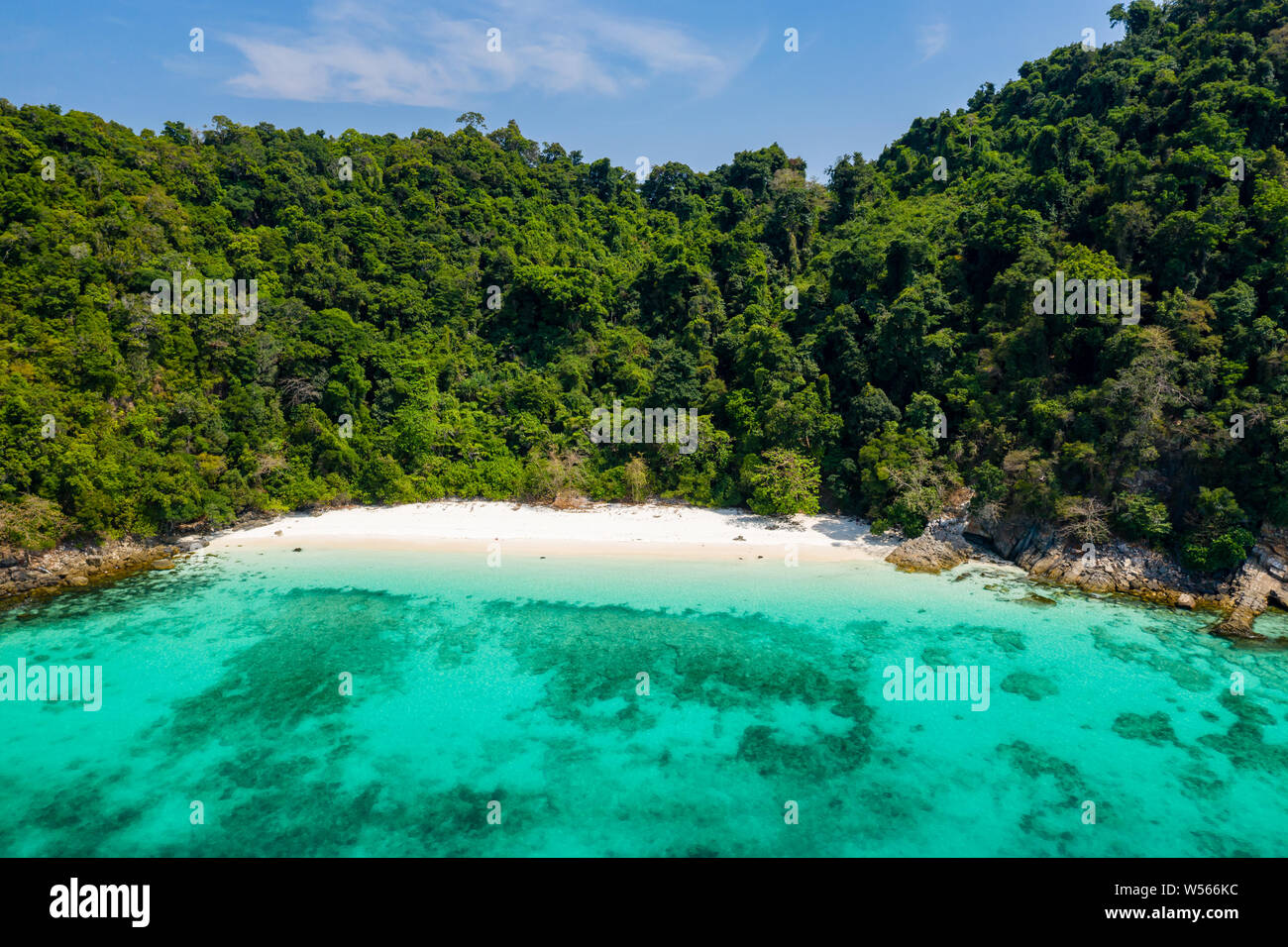 Antenne drone Ansicht eines tropischen Strand auf einem Grün, einsame Insel Stockfoto