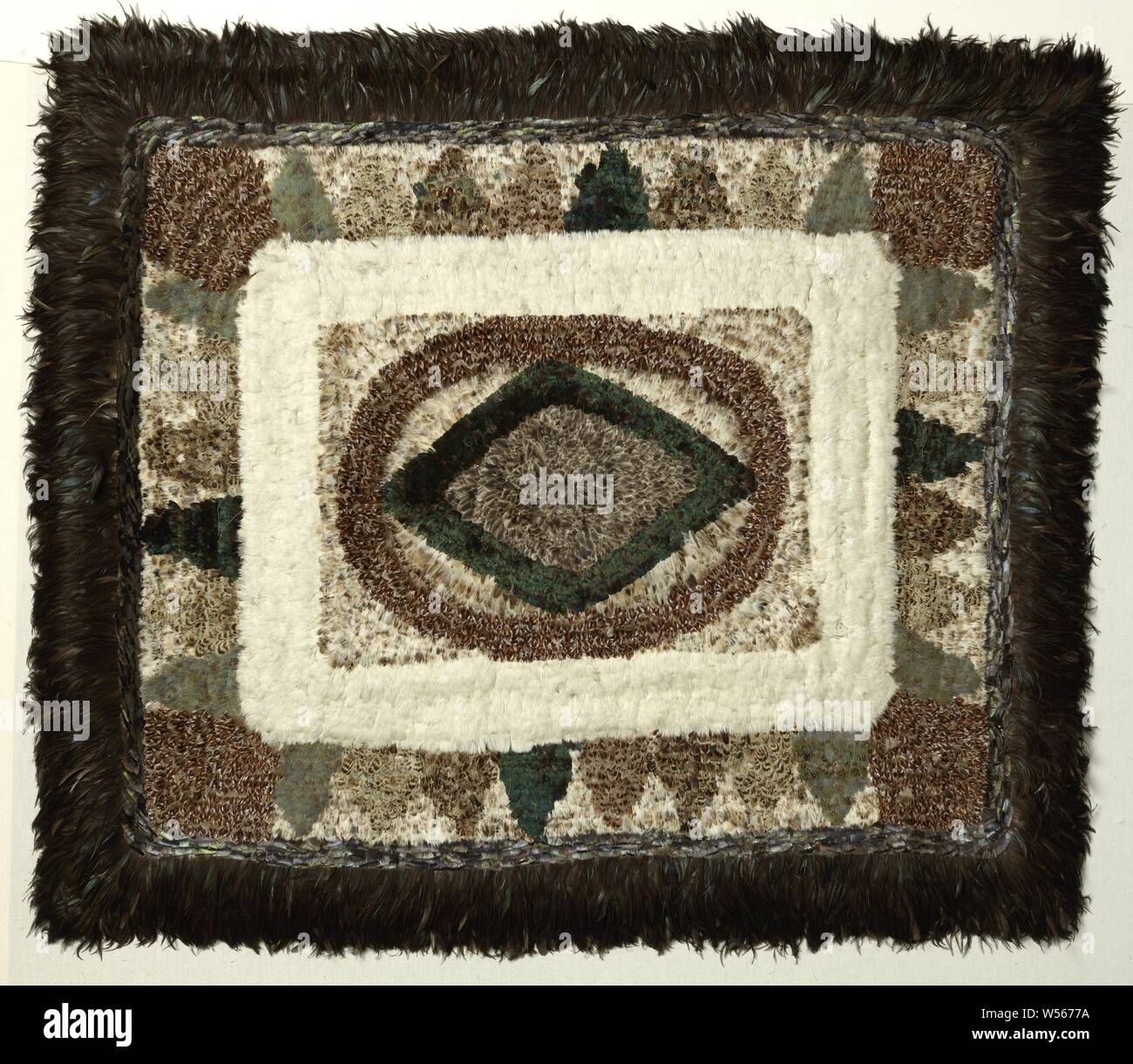 Vogelfeder Vogelfeder Tagesdecke, geometrischen Drucken. Das mittelfeld ist eine rechteckige Fläche der hellbraune Federn gemacht mit einem braunen ovalen und einem grünen Diamanten. Ein weißer Rand um das mittlere Feld. Durch eine Grenze mit Dreiecken in Braun und Grün umgeben. Mit einem dunklen braunen Rand Fertig. Die Bettdecke ist mit roten Flanell gefüttert., anonym, Karlberg Palace (möglicherweise), C. 1800 - C. 1899, Stickerei, l 182 cm × W 156 cm Stockfoto