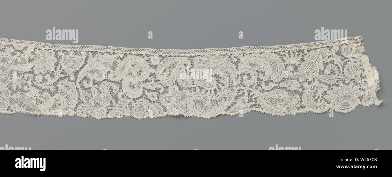 Streifen von klöppelspitze mit reichen symmetrische Blume Kompositionen, Streifen von natürlichen Farben Brüssel Klöppelspitze. Das Muster besteht aus verschiedenen symmetrischen Kompositionen mit großen Blüten, Blätter und voluten. Es gibt eine große Fülle von Blatt und Blume Formen auf dem Display. Die Motive sind miteinander durch abgebildeten Borten verbunden. Die Motive sind in Leinen Anschläge mit Cut-outs und openwork Kanten und mit net Schlaganfall Füllungen gemacht. Verschiedene Motive sind mit der geklonten relief Konturen. Verschiedenen dekorativen Gründen angewendet wurden, einschließlich feine Schneeflocken gründen, Rose und Fine Mesh Stockfoto