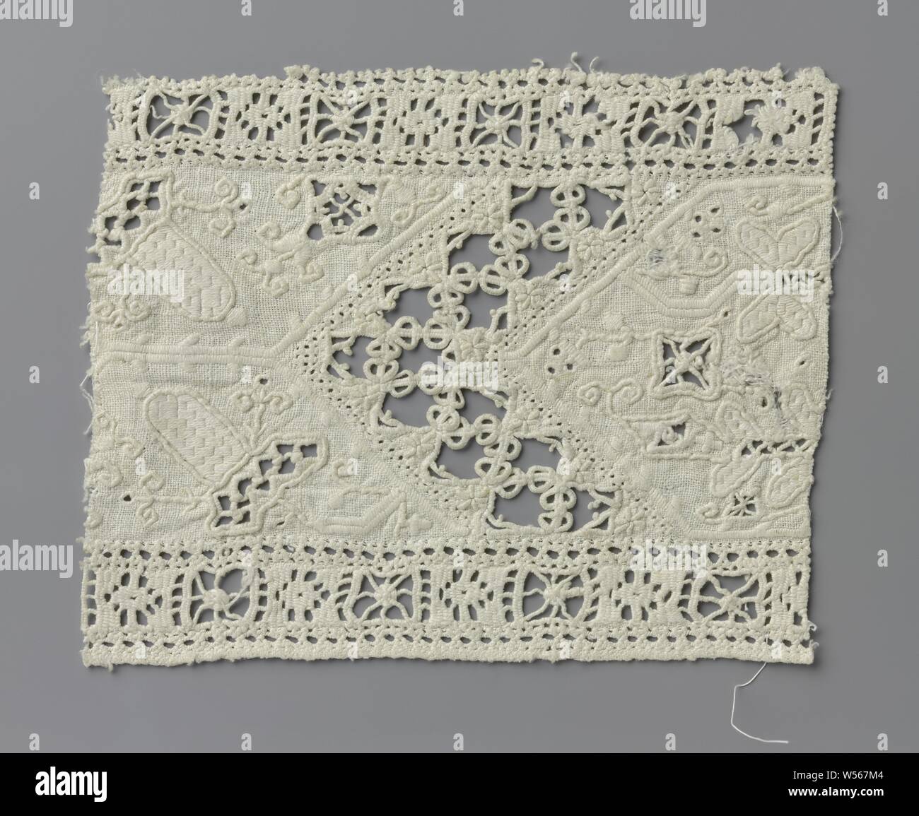 Streifen der Nadelspitzen mit Cut-out-Punkt und Bögen, Streifen von natürlichen Farben Nadel Spitzen, schneiden Sie arbeiten und arbeiten mit herausgezogenen Fäden. Muster mit einem weiten Schnitt-stelle in der Mitte. Schneiden mit Dreiecken, wo 'Bogen' in festival Stiche bilden die Verbindung zwischen den entgegengesetzten Dreiecke auf der Schneide. Auf der linken Seite der Stickerei in Form von Insektenflügeln. Auf der rechten Seite des Cut-out-Punkt Stickerei in Form von Wappen. Die Kanten entlang der oberen und unteren Streifen bestehen aus der Arbeit mit herausgezogenen Fäden, mit einem Muster aus einer Reihe von Plätzen mit abwechselnd eine Spinne und einen Stockfoto