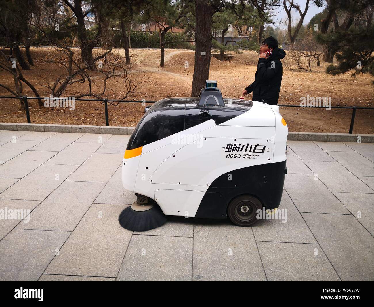 Die autonomen Fahren Abwasserentsorgung Fahrzeug Viggo räumt Müll an der Beijing botanischen Garten in Peking, China, 26. Februar 2019. Eine autonome Stockfoto