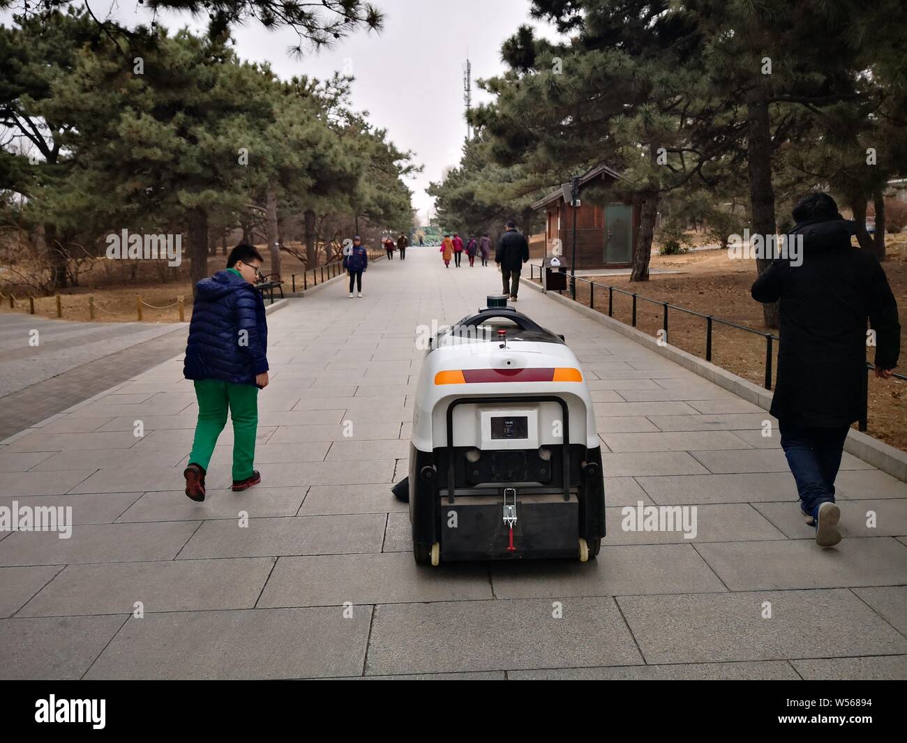 Die autonomen Fahren Abwasserentsorgung Fahrzeug Viggo räumt Müll an der Beijing botanischen Garten in Peking, China, 26. Februar 2019. Eine autonome Stockfoto