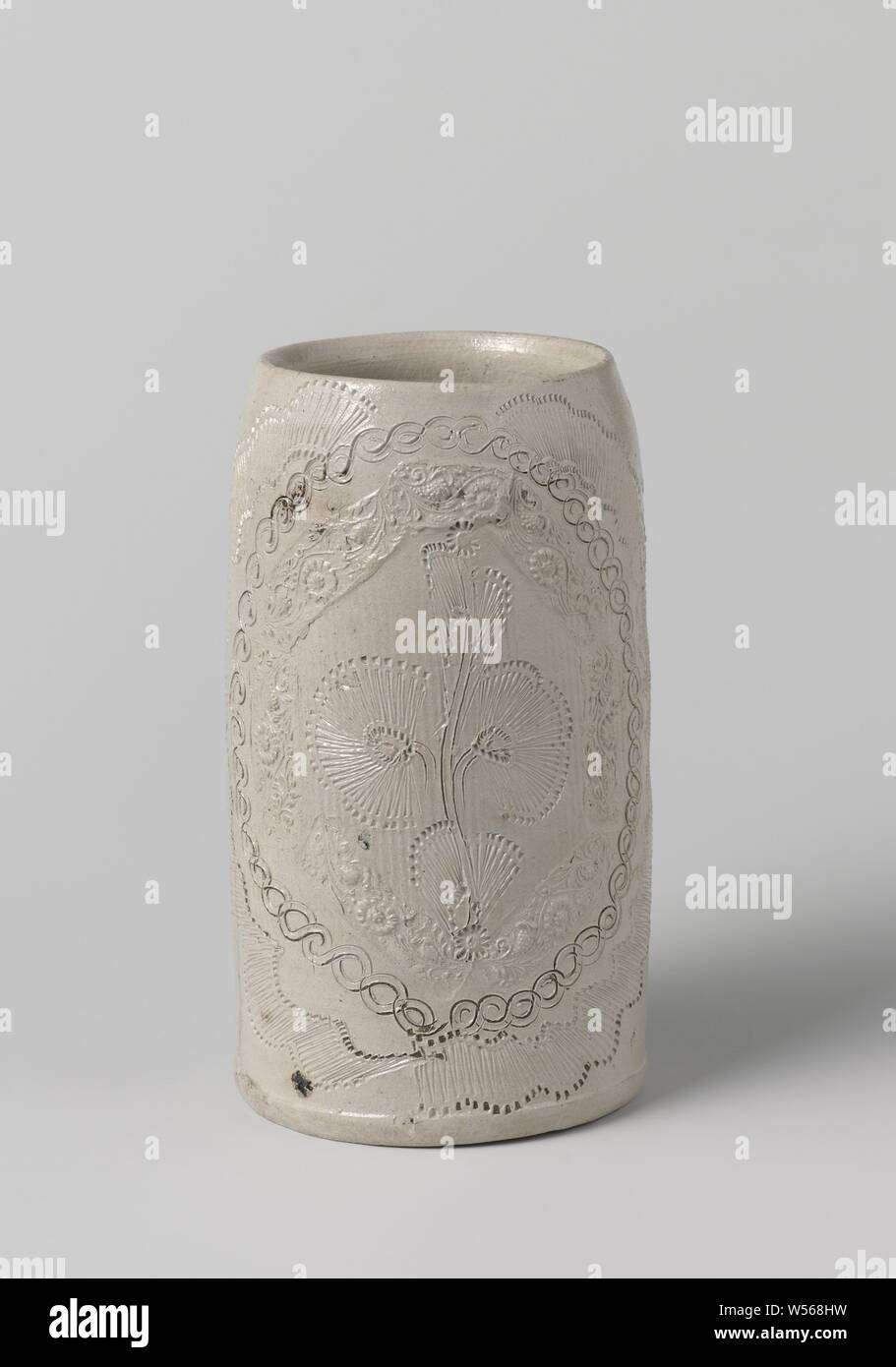 Tankard "humpen" mit blühenden Pflanzen und Blumen Schriftrollen, Bierpul (hompen) aus Steingut mit einem zylindrischen Körper und leicht nach innen - Ausführen von Kante. Auf der Vorderseite ein reich verziertes Medaillon besteht aus einem Band von gedrückt Zick-Zack-Linien (knibis), eine von links und eine gedruckte und verhängte Band in der Entlastung von Weinreben. Eine eingeschnittene blühende Pflanze in das Medaillon. Das Ohr ist abgebrochen. Westerwald., anonym, Westerwald, C. 1730 - C. 1800, Steinzeug, Glasur, Verglasung, h 17,6 cm, d 8,3 cm d 9,8 cm Stockfoto