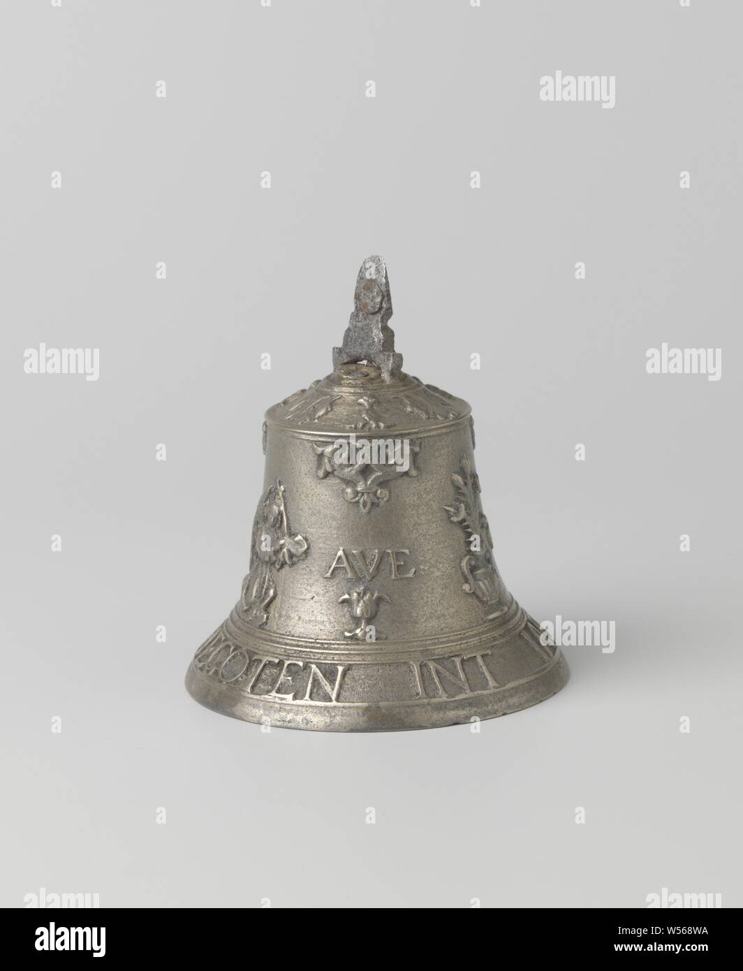 Tabelle Bell mit der Verkündigung und der Inschrift, die das Objekt besteht aus drei Teilen: die bronzene Glocke-förmige Bell, das Bügeleisen Auge, das Bügeleisen 1880. Am unteren Rand der Glocke die Inschrift GHEGOTEN INT IAER 1551. Über die Inschrift AVE GRACIA PLENA zwischen einer Figuration, bestehend aus der Lesung Maria, ein Engel und eine Vase mit Lilien (De Verkondiging/Annunciatie). Um dekorativen Motiven, in dem unter anderem Dolphin Heads, stilisierte Blüten und Knospen Akanthus-blätter erkannt werden können. Die Verkündigung: Maria, normalerweise lesen, besucht wird, die der Engel (manchmal eine Frau belauscht Stockfoto