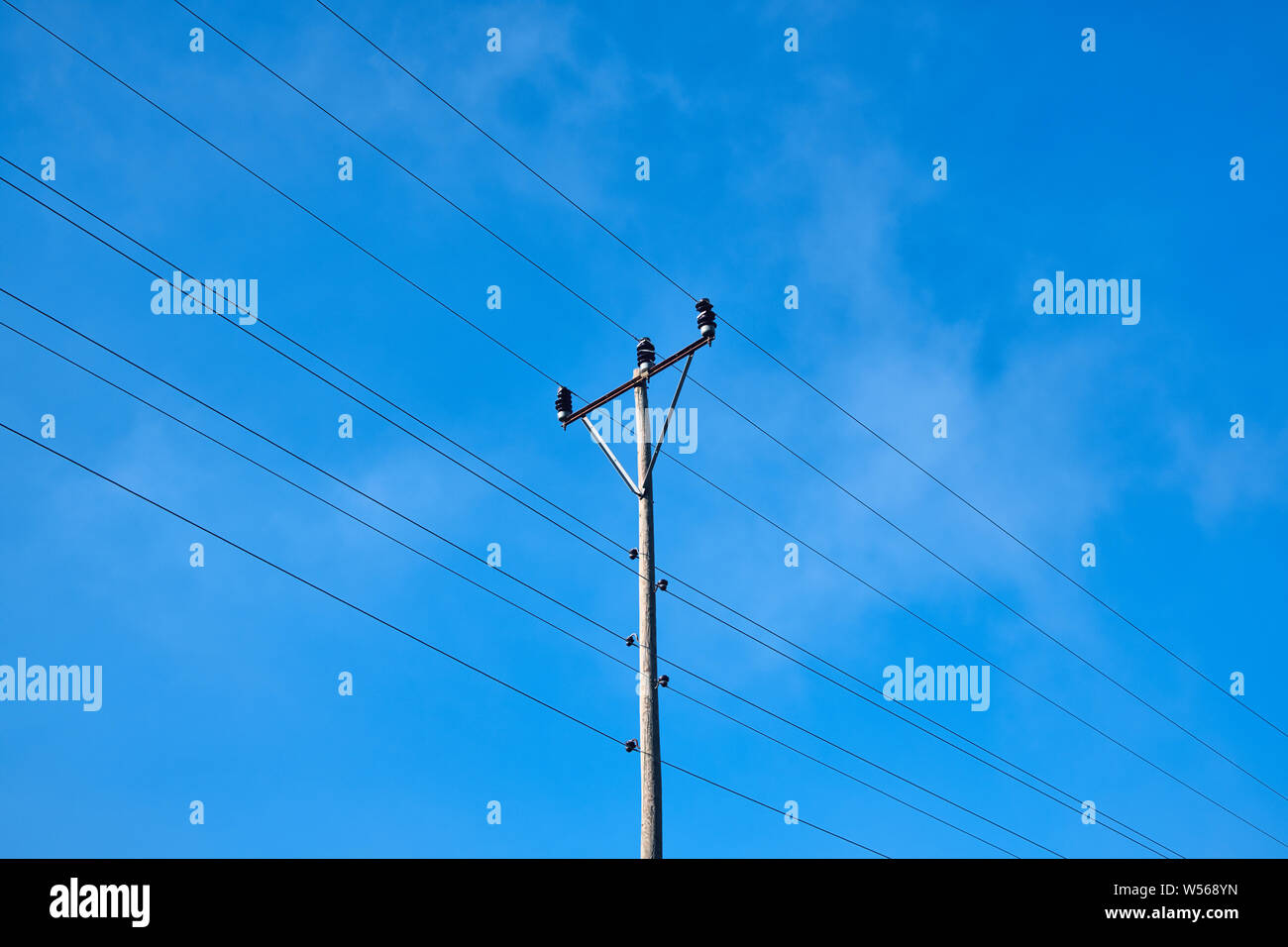 Elektrische Pole und Drähten, Holz strom Pol und bewölkt blauer Himmel Stockfoto