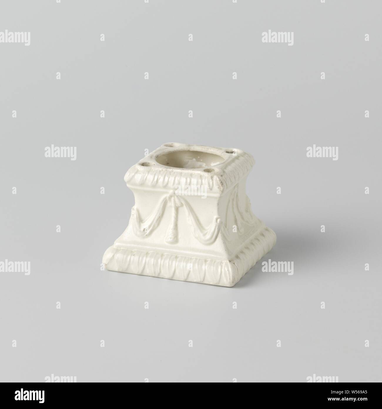 Sockel aus Hart-Steingut abgefeuert, Leeds, quadratische Basis der Weißen, harten befeuerte Steingut. Die Basis ist breit und unten schmal Nach oben mit hohlen Wände. Eine Band von akanthusblättern verläuft entlang der unteren und oberen Kanten und es gibt Soffitten der Vorhänge und Quasten auf dem mittleren Abschnitt., anonym, England, C. 1780 - C. 1810, Steingut, h 5,6 cm x B 7,2 cm x t 7 cm Stockfoto