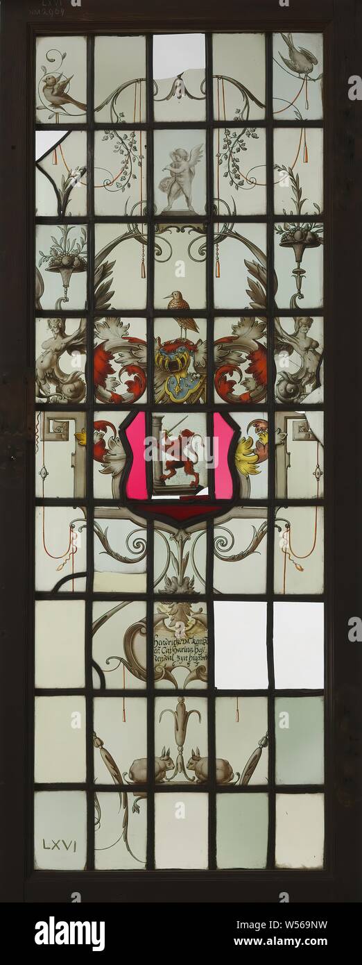 Scheibe mit Wappen und caption' Hendrick van Kempe und Catharina Heyendal sind huysvrou 1635'. 1635. Das Fenster ist in einem alten Holz- Fenster ohne Scharniere und Schlösser, anonym, 1635, Glas, H 134,9 cm × w 54,4 cm Stockfoto