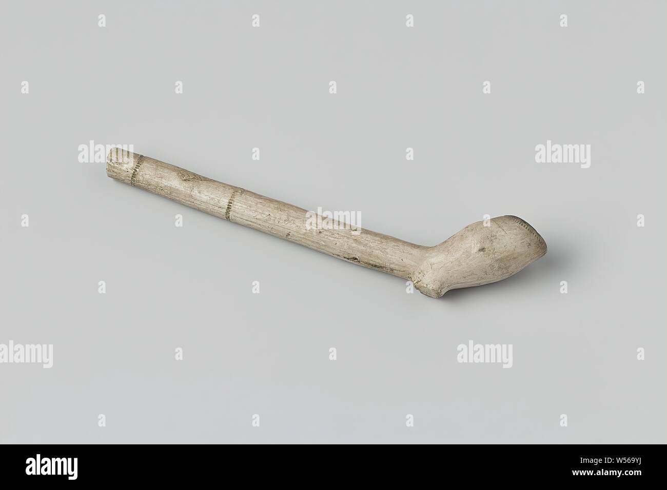Fragment einer Tabakpfeife, ein Fragment eines kleinen weißen Tabakpfeife, H., anonym, C. 1600 - C. 1699, Leitung Ton, L 12,5 cm l 3,6 cm × 1,9 cm w Stockfoto