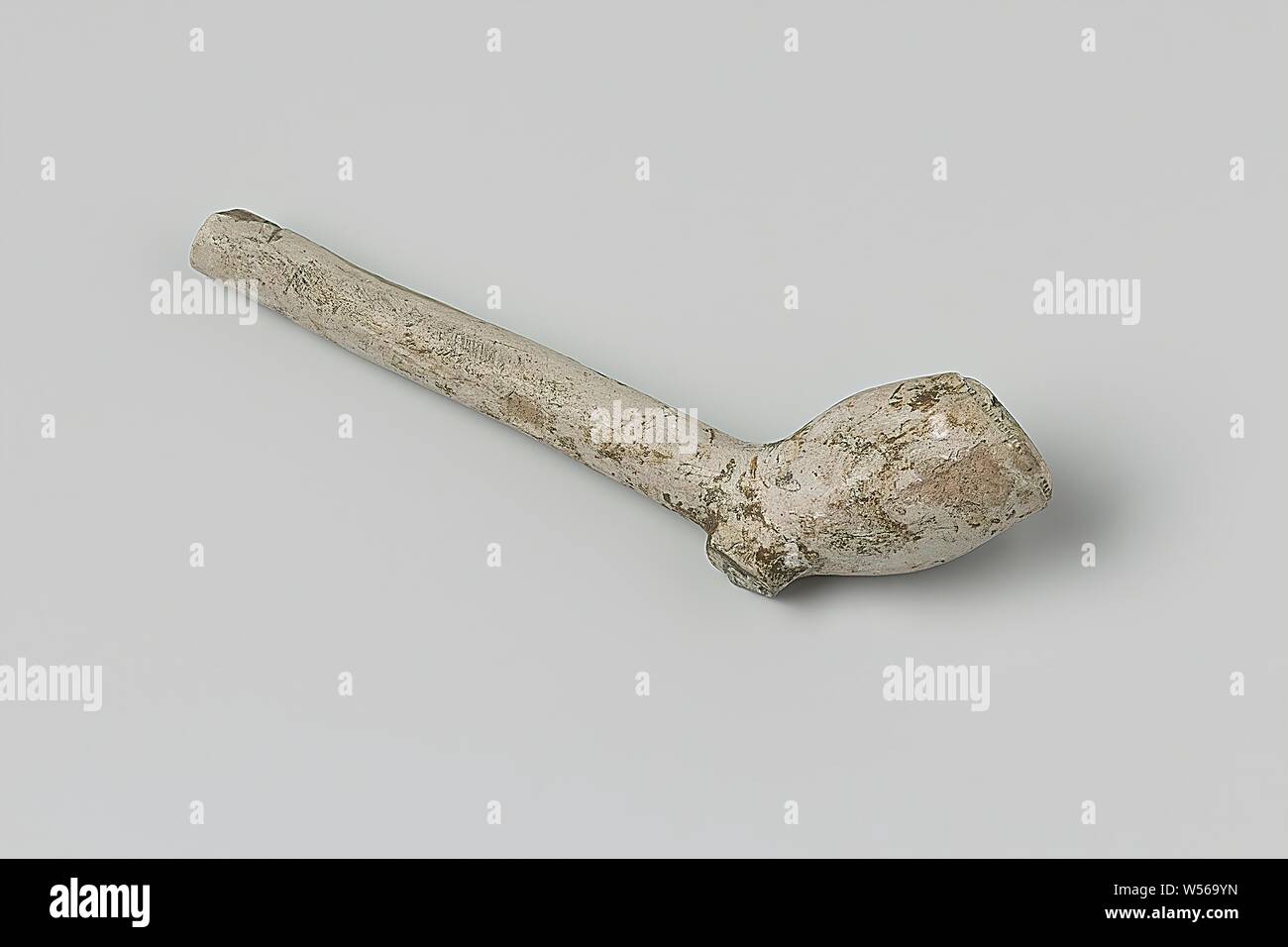Fragment einer Tabakpfeife, ein Fragment eines kleinen weißen Tabakpfeife, H., anonym, C. 1600 - C. 1699, Leitung Ton, L 10,0 cm l 3,8 cm × w 2.1 cm Stockfoto