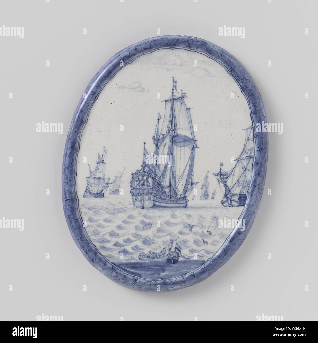 Plakette, Platte, fayencen Teller. Blau lackiert mit einer Marine, Segeln, Schiff, Segelboot, das Meer (Marine), anonyme, Delft, C. 1710 - C. 1750, H 22 cm x W 17,5 cm Stockfoto