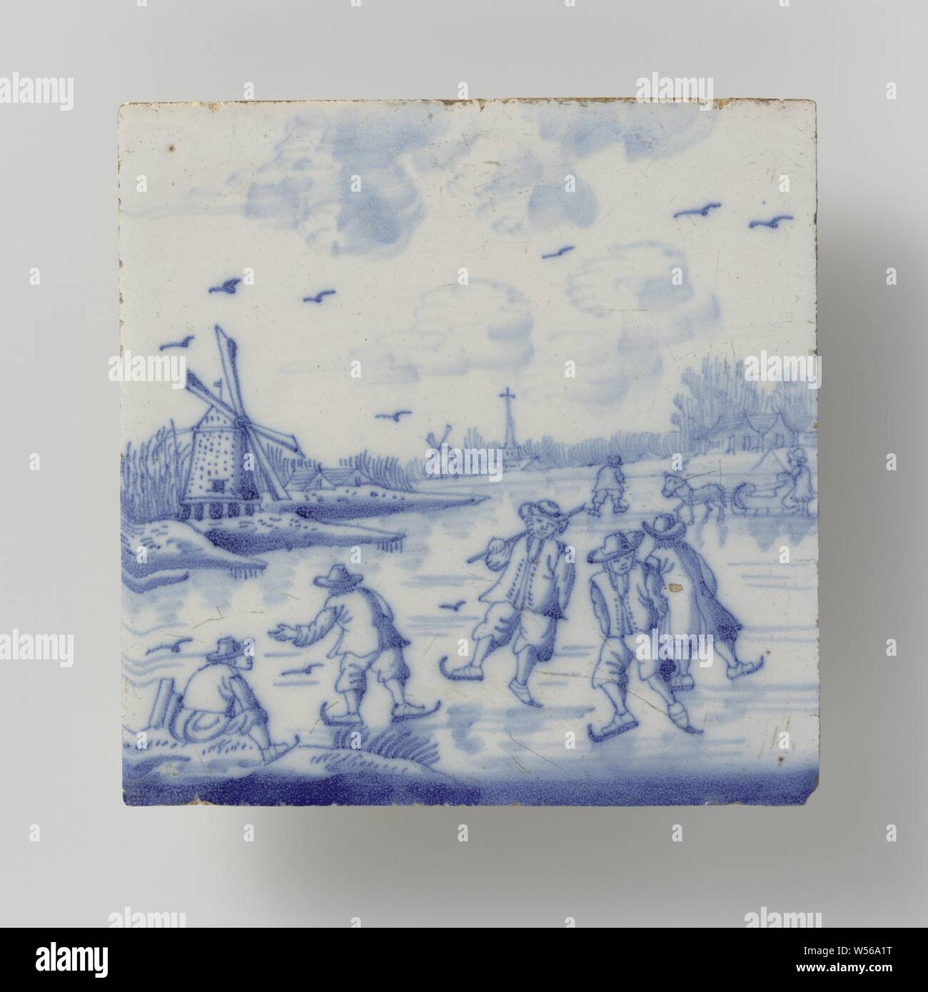 Fliese, Fliese mit einem gemalte Winterlandschaft mit Skater im Vordergrund und eine Mühle im Hintergrund., anonym, Niederlande, 1700-1750, Steingut, Zinn Glasur, H 13 cm x W 13 cm x T 0,8 cm Stockfoto
