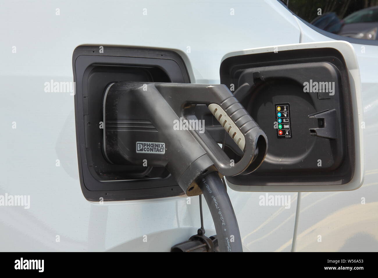 Aufladen des elektrischen Auto auf der Autobahn mit ökologisch erzeugtem Strom für das billige Öl Fahrt, die nicht die Welt kosten Stockfoto