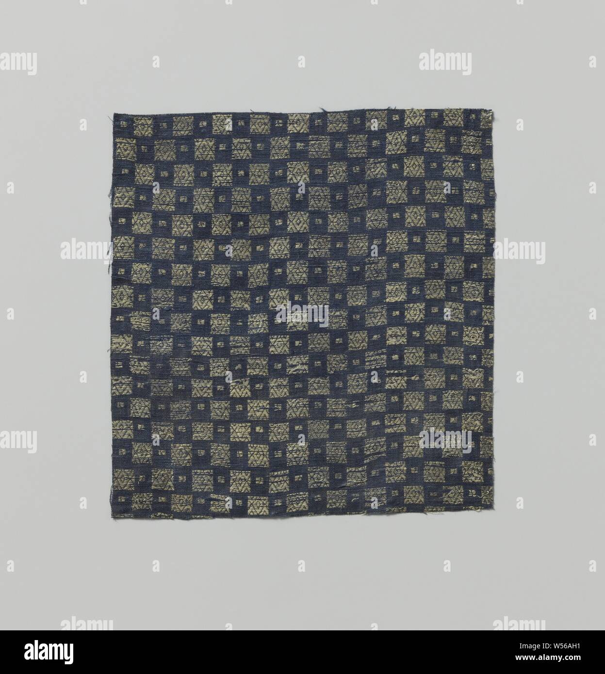 Fragment Oriental Oriental Textil Textil, Fragment von Gold auf blauem Leinen. Das Muster hat ein Schachbrett Motiv der Golden Blocks in zwischen kleinen Golden Blocks in die blauen Felder, Indie, C. 1800 - C. 1850, Seide, Baumwolle (Textil), h 18,5 cm x W 17,5 cm Stockfoto