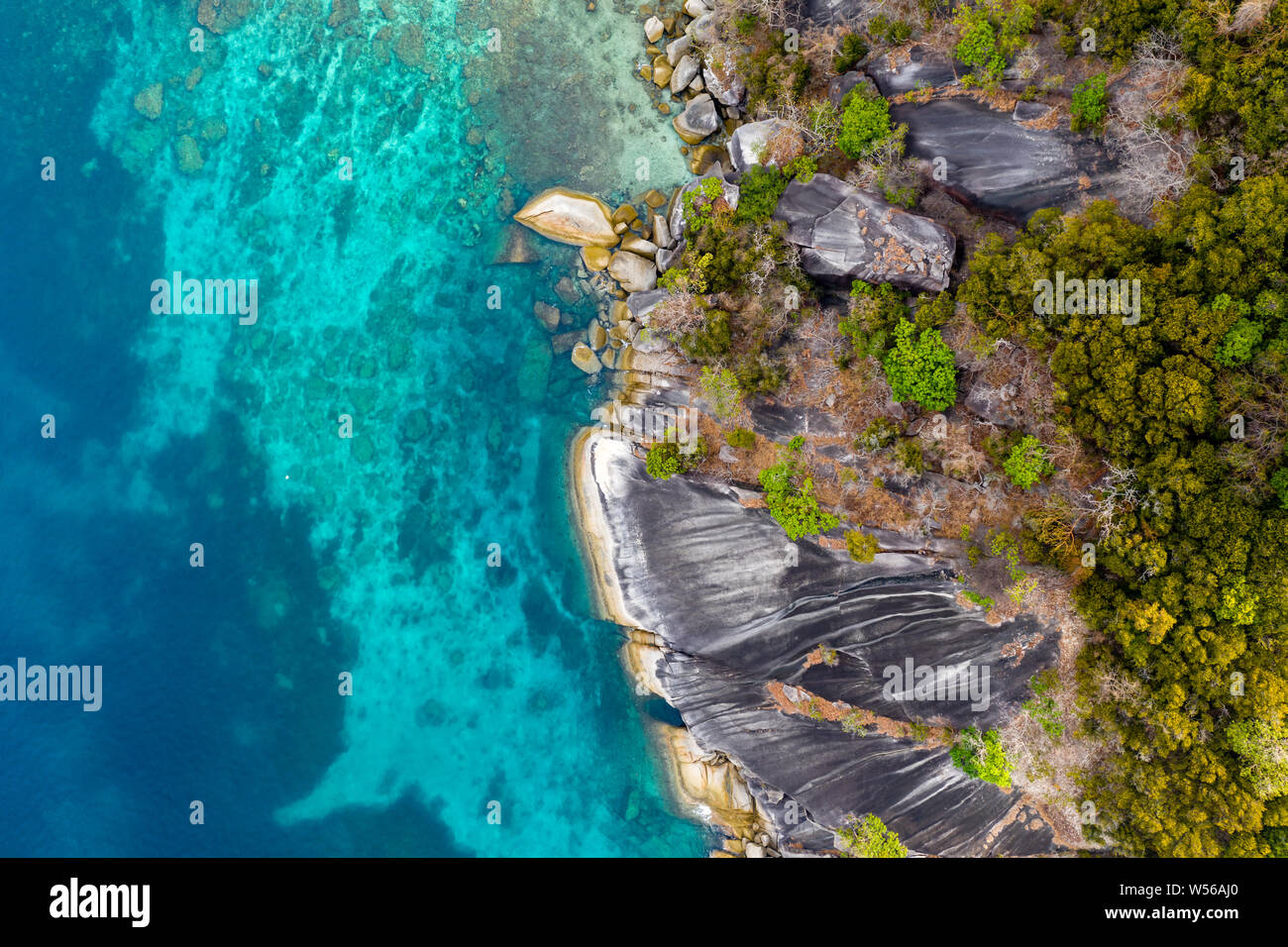 Antenne drone Blick auf einer einsamen Insel im flachen warmen Ozean (South Twin, Mergui) Stockfoto