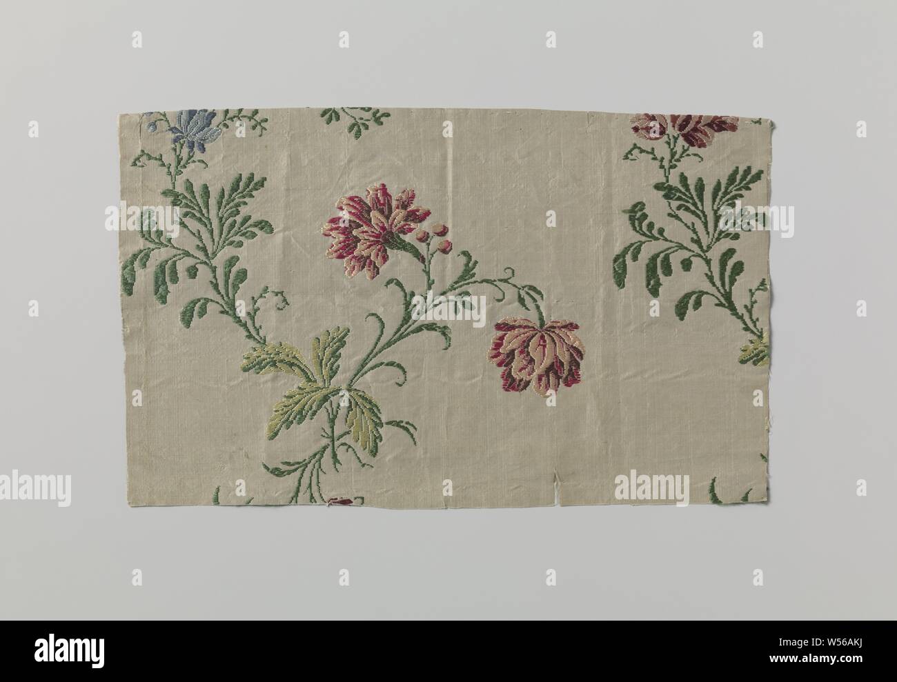 Fragment des Weißen bestickter Seide mit bunten Blumen Sprays, ein Fragment aus weißer Seide mit unterschiedlich farbigen Blume Sprays., Niederlande, C. 1730 - C. 1760, Seide, H 21 cm x W 33,6 cm Stockfoto