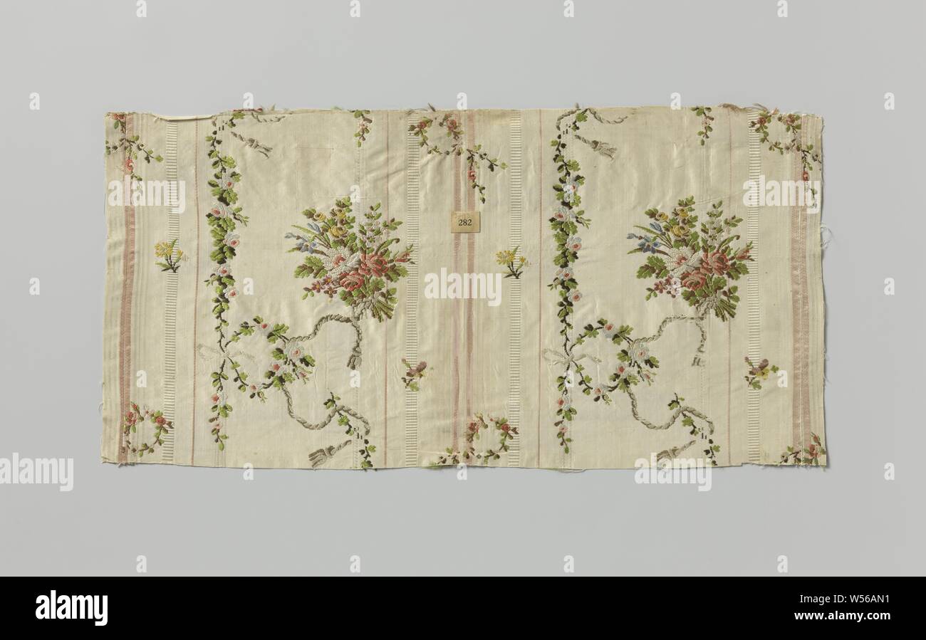 Drei Fragmente von Bunt gestreifte Seide, drei Fragmente von weißen und rosa gestreifte Seide, mit bunten Blumen und Girlanden. Hinweis: Self-Einfassung (3) 0,4 cm., anonym, Spanien, C. 1750 - C. 1800, Seide, h 24,9 cm x W 50 cm w 23,9 cm b 0,6 cm h 25 cm w 49,5 cm 1,5 cm w w w 46,8 cm 1,3 cm w 23,2 cm Stockfoto