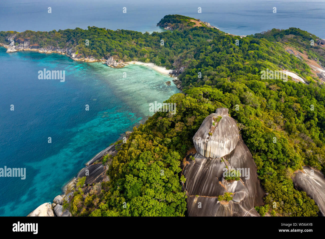 Antenne drone Blick auf einen wunderschönen tropischen Insel und Beach (South Twin, Mergui, Myanmar) Stockfoto