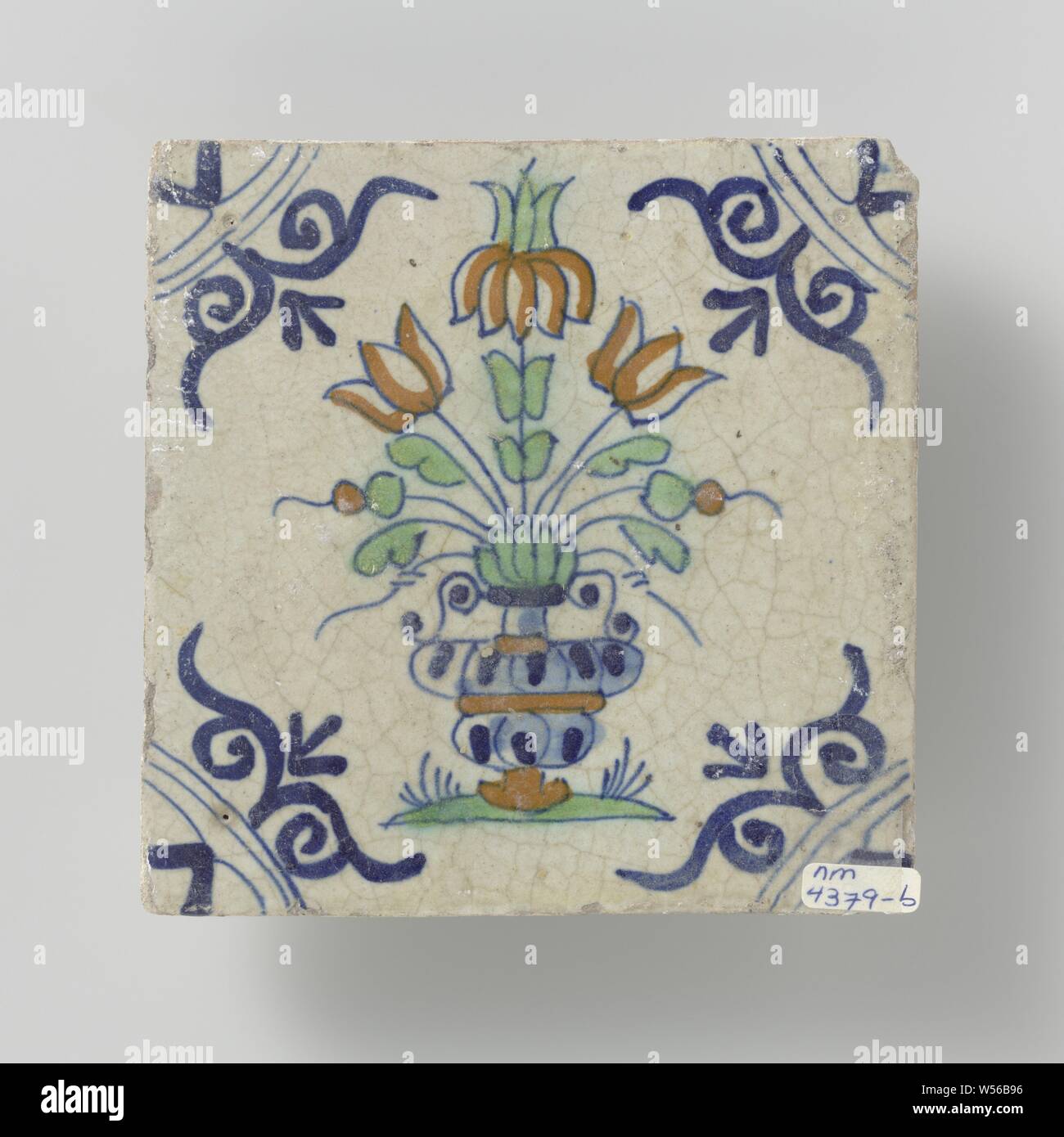 Pompadour Fliese, Pompadour Fliese mit einem bunten (blau, grün und orange) Blumentopf. In den Ecken, Ornament in der Abfülltechnik., anonym, Niederlande, 1580 - 1625, Steingut, Zinn Glasur, h 13,1 cm x W 13 cm Stockfoto