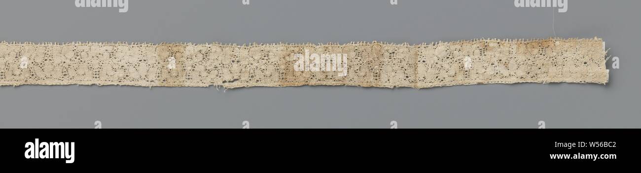 Streifen von klöppelspitze mit 3-Blatt von Rosette Blumen flankiert, natürlichen Streifen von klöppelspitze, alten flämischen Spitze. Kleine repetitive symmetrische Muster können mit kleinen triple Blätter auf einer langen Seite, auf beiden Seiten flankiert von einer Rosette Blume unterschieden werden, und auf der anderen Seite durch eine stilisierte Französische Lilie flankiert auf beiden Seiten von einem Schmetterling - geformte Blätter. Es gibt kaum eine Masse. Die Motive sind in Leinen mit durchbrochenem Rand hergestellt. Die oberen und unteren sind gerade fertig, mit Picots entlang einer Seite., anonym, Antwerpen, C. 1640 - C. 1660, Leinen (Material), alten flämischen Spitze, l 151 cm × W2 Stockfoto