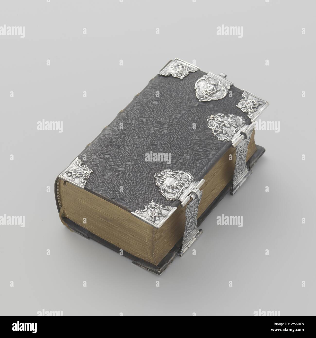 Band für das Neue Testament und die Psalmen und das Neue Testament und die Psalmen von 1854, in einem schreine Band mit alten Silber Schlösser, Ecken und Ringe gebunden. Abrahams Opfer, die durch die Schleusen angetrieben, und die drei Engel von Abraham. Die Verkündigung und die Geburt. Die Beschneidung und die Mission in den Tempel. An den Ecken: Liebe mit dem Gesetz zweimal, den Glauben mit dem Kreuz zweimal, Unschuld mit einer Taube, zweimal, das Vertrauen oder die Stromversorgung mit einer Spalte, zweimal. An den Fittings, in dem die Ringe: der Haufen mit dem Anker, die Unschuld (?) mit dem Lamm. Auf einem der Lippen der Schlösser Jh. Oojevaar Stockfoto Band für das Neue Testament und die Psalmen und das Neue Testament und die Psalmen von 1854, in einem schreine Band mit alten Silber Schlösser, Ecken und Ringe gebunden. Abrahams Opfer, die durch die Schleusen angetrieben, und die drei Engel von Abraham. Die Verkündigung und die Geburt. Die Beschneidung und die Mission in den Tempel. An den Ecken: Liebe mit dem Gesetz zweimal, den Glauben mit dem Kreuz zweimal, Unschuld mit einer Taube, zweimal, das Vertrauen oder die Stromversorgung mit einer Spalte, zweimal. An den Fittings, in dem die Ringe: der Haufen mit dem Anker, die Unschuld (?) mit dem Lamm. Auf einem der Lippen der Schlösser Jh. Oojevaar Stockfoto