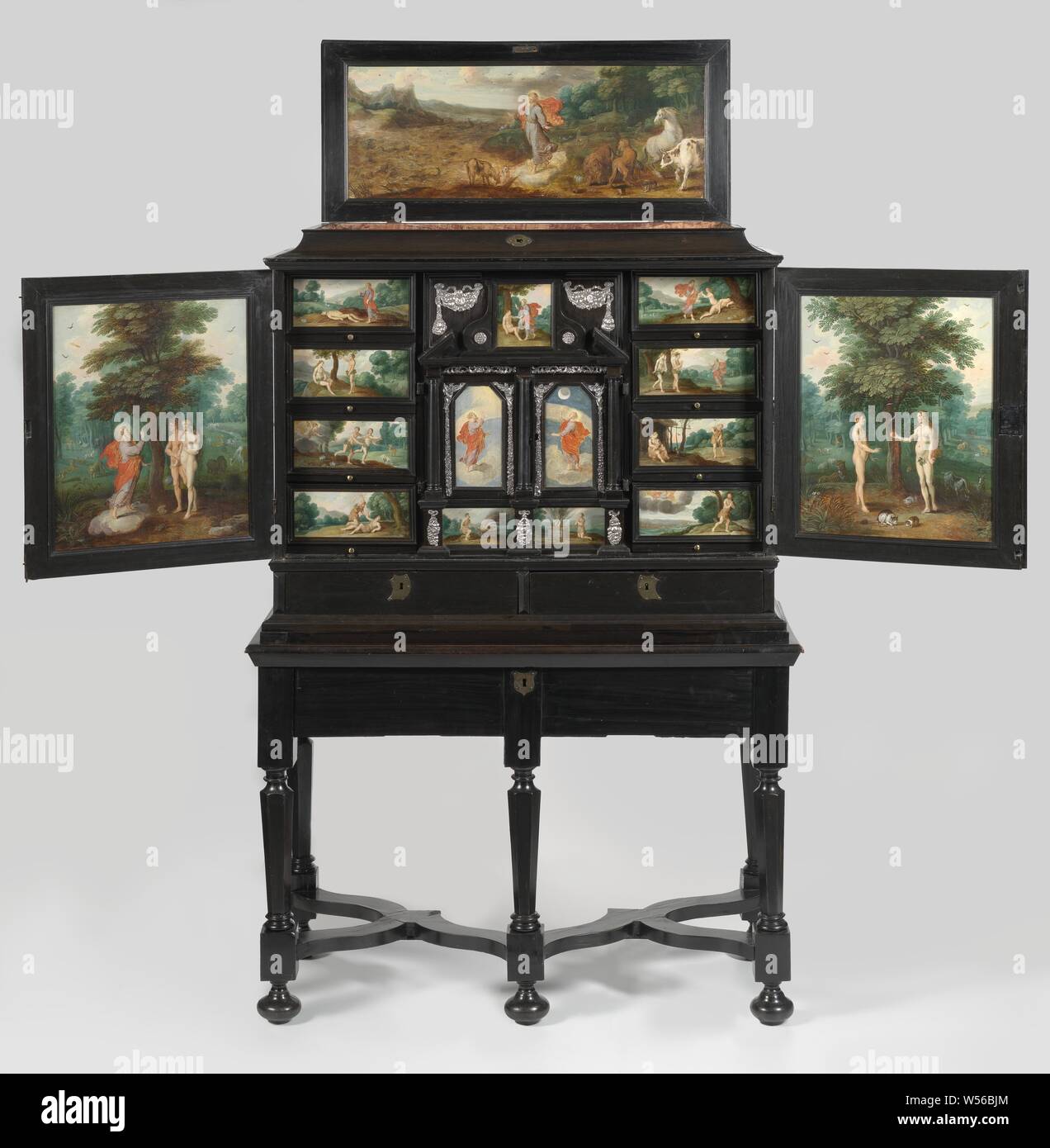 Bemalte Schrank mit Szenen aus dem Buch Genesis, Kunst Kabinett geklebt mit Ebenholz auf einem Kalk - Wood Core. Die vorderen Türen tragen Kissen Panels mit cornis Frames. Die Seiten haben Kupfer verarbeitet. Es gibt Speicherplatz in der Haube und zwei Schubladen in den Sockel. Wenn geöffnet, die Möbel zeigt ein Portikus der Toskanischen colonets mit einem gebrochenen Giebel. Vier Schubladen auf beiden Seiten, eine über. Auf der Schubladen, der Innenseite der vorderen Türen und die Abdeckung des Haube gemalten Szenen aus der Genesis mit Adam und Eva, Kain und Abel. Hinter den Türen Spiegel., anonym, Antwerpen, C. 1650, Holz (Pflanzenmaterial Stockfoto