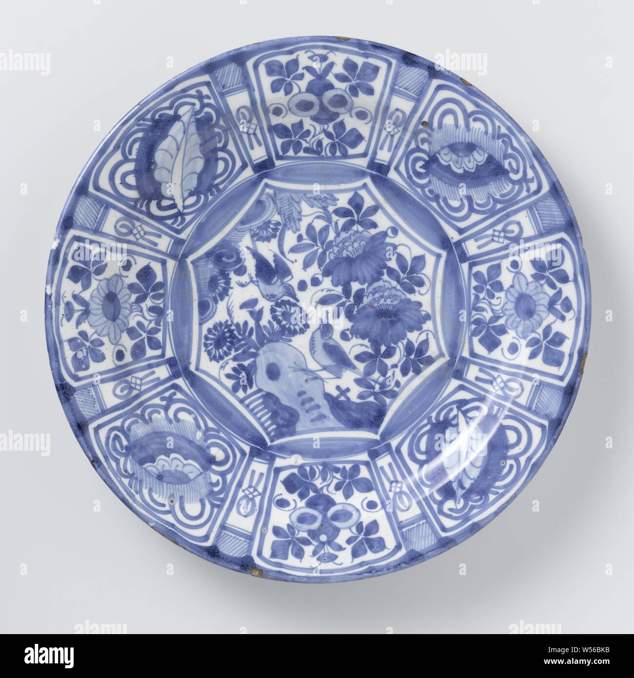 Teller, Schüssel, Fayencen mit einer Dekoration auf chinesischem Porzellan aus der Zeit der Kaiser Wan-li (1600-1630)., anonym, Delft, C. 1650 - C. 1675, d 32,5 cm x h 4 cm Stockfoto