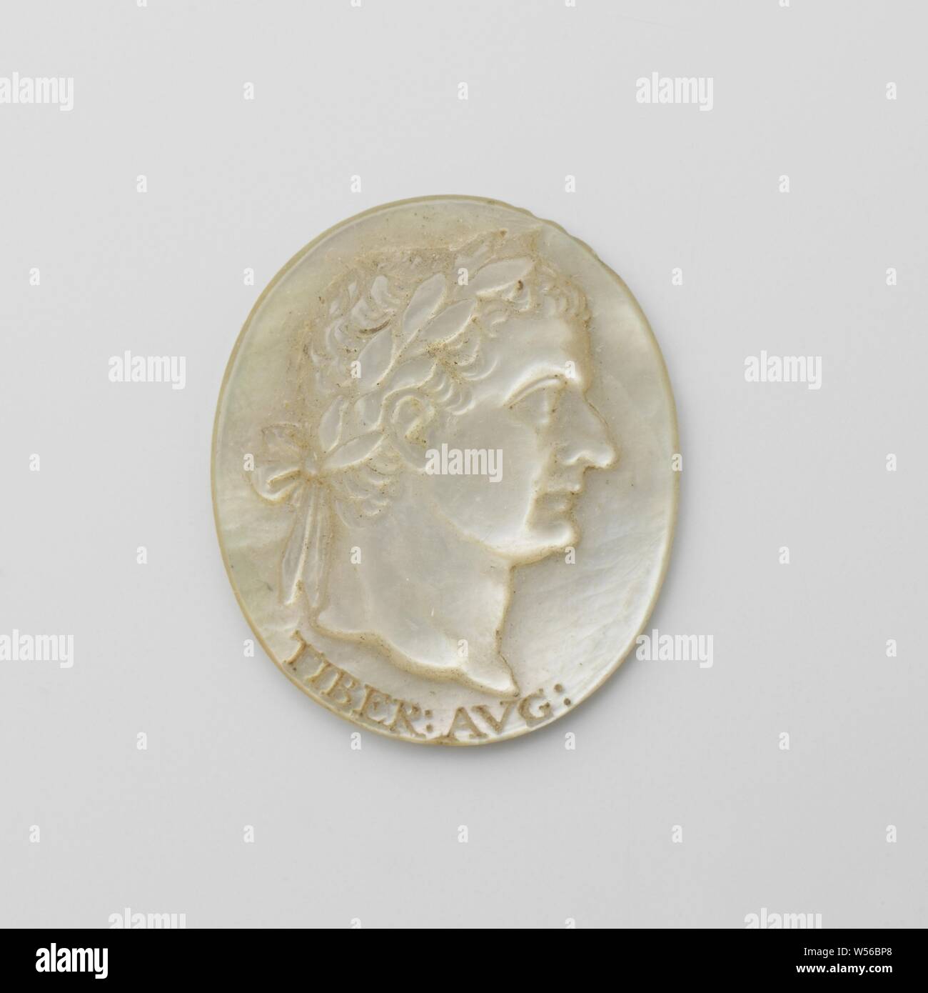 Tiberius Julius Caesar Augustus, ein Medaillon aus Perlmutt, mit einem Bild einer Römischen Kaiser, mit der Aufschrift: TIBER: AVG., anonym, Niederlande (möglicherweise), C. 1700 - C. 1800, Perlmutt, h 2,2 cm × w 1,8 cm Stockfoto