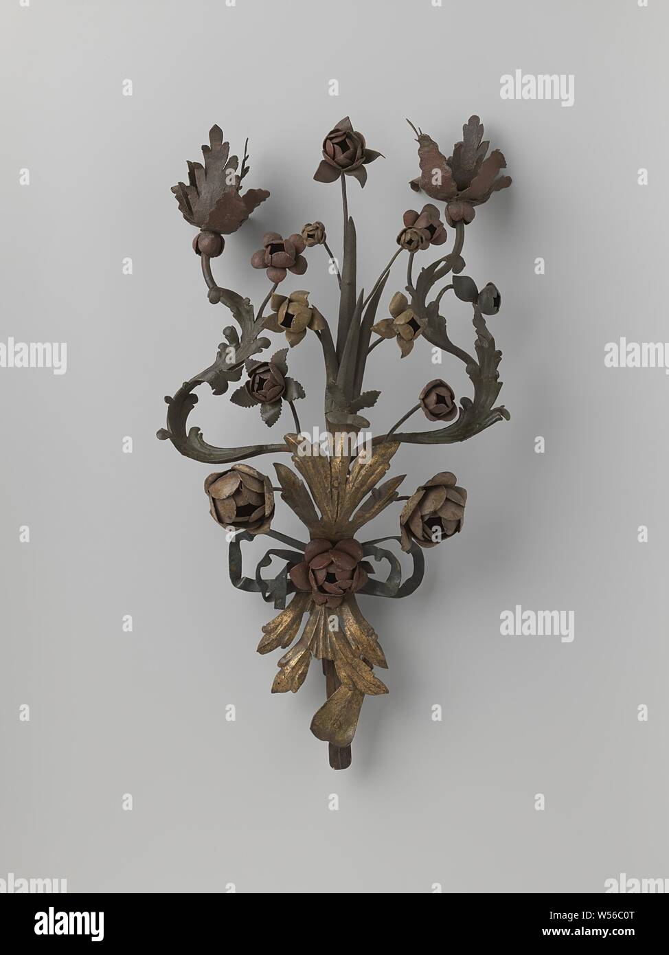 Wandarm, die Arme und die Kerzenhalter sind als Blume Sprays, geschmiedeten Eisen altar Bouquet. Mit der ursprünglichen Farben bemalt., anonym, C. 1700 - C. 1750, Bügeleisen (Metall), Schmieden, h 45,5 cm x W 22,5 cm Stockfoto