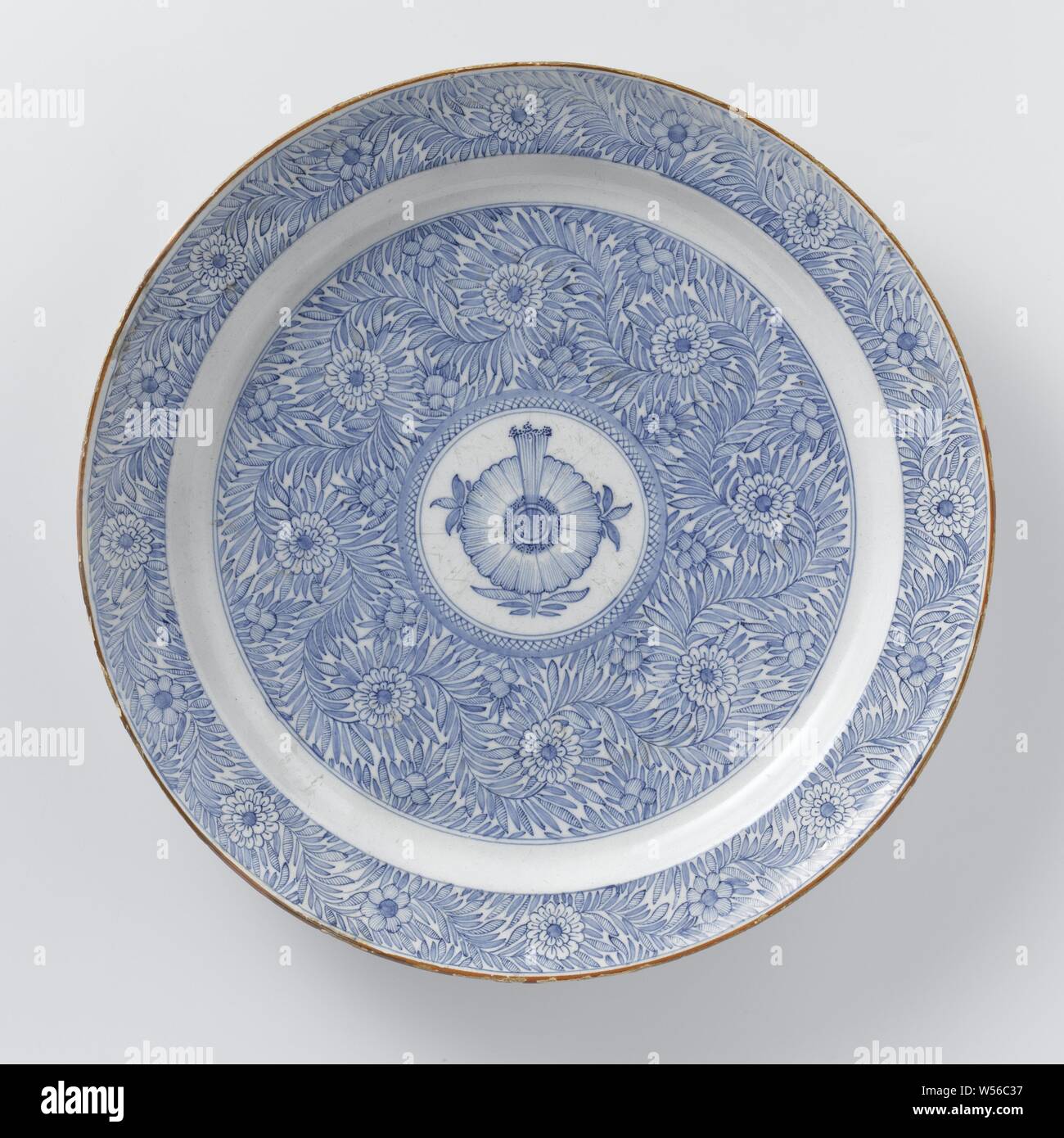 Platte aus Fayence, Platte aus Fayence mit braunen trimmen. Blau lackiert mit Blumen und Blätter. Mit dem CK Monogramm markiert., De Metaale Topf, Delft, C. 1725 - C. 1750, d 40 cm x H 5,5 cm Stockfoto