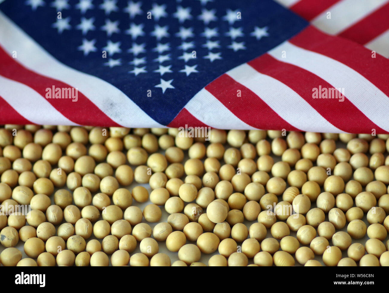 ---- Blick auf importierte Sojabohnen und eine US-Flagge in Ji'Nan, der ostchinesischen Provinz Shandong, den 6. April 2018. Chicago Board of Trade (Cbot) Stockfoto