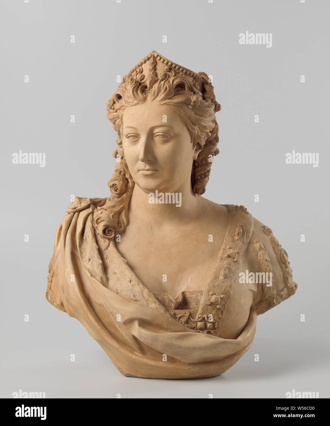 Büste von Caroline, Königin von England Büste von Carolina, Königin von England, Carolina hat seinen Kopf leicht nach rechts und trägt eine Krone mit Perlen und Edelsteine, teilweise durch ein Paar nach oben Locken von Haaren bedeckt. Aus dem Haar, die in einem Gewirr auf der Rückseite des Kopfes enthalten ist und durch eine Perlenkette, einen Strang hängt sich vor der rechten Schulter. Die Büste endet unter der Brust und an den Oberarmen. Sie hat einen geringen Ausschnitt. Die linke Schulter ist teilweise durch ihre Kutte, die mit Fell, auf der, wie auf dem Fell Streifen an den Ärmeln getrimmt wird, abgedeckt sind Edelsteine Stockfoto