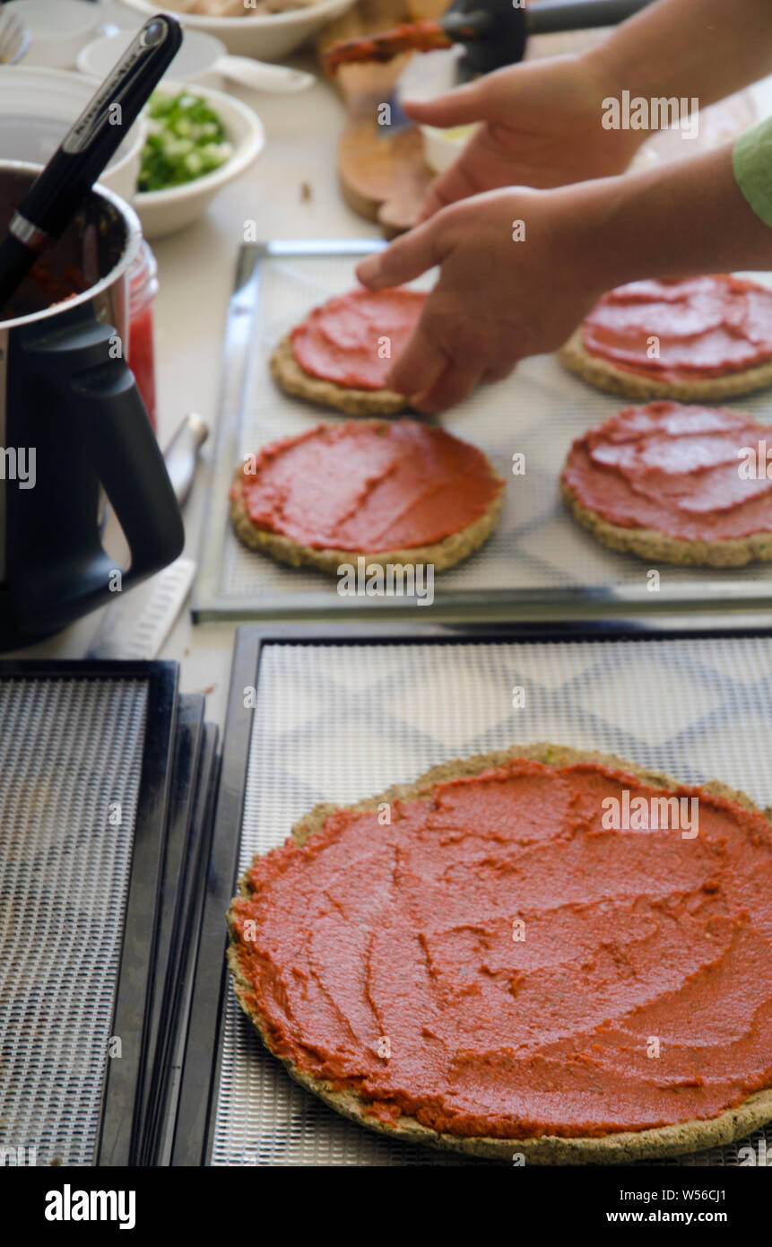 Raw vegane Ernährung. Raw Pizzaböden vorbereitet. Stockfoto