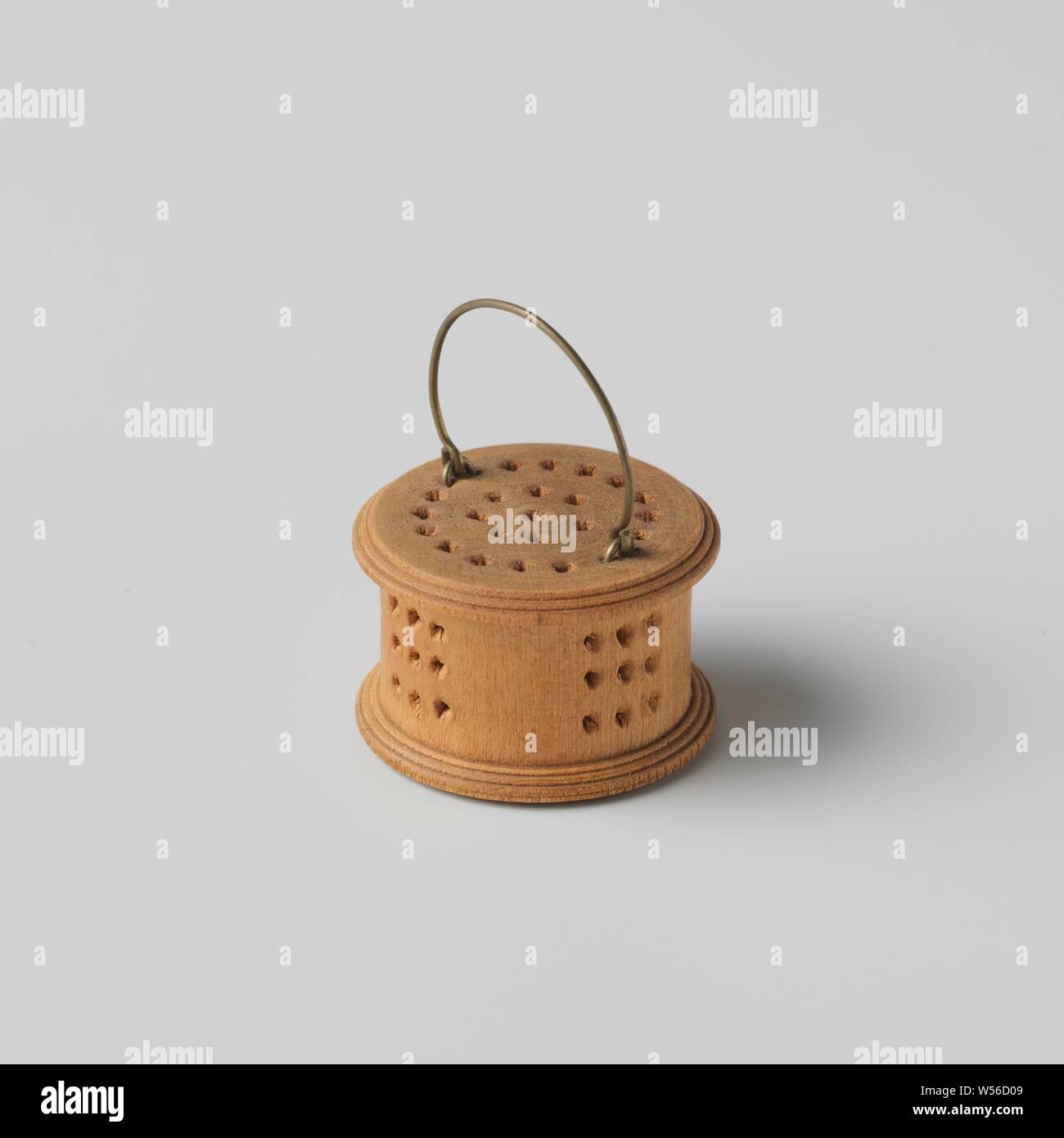 Geschmort, rund, mit Zwanzig - zwei Löcher in der Oberseite, aus massivem Ahorn mit vier Bohrungen neun Mal und Zwanzig - zwei Löcher in der Oberseite, Kupferdraht., anonym, Holland (möglicherweise), C. 1800 - C. 1899, Ahorn (Holz), Buche (Holz), h 1,9 cm x T 3,0 cm Stockfoto