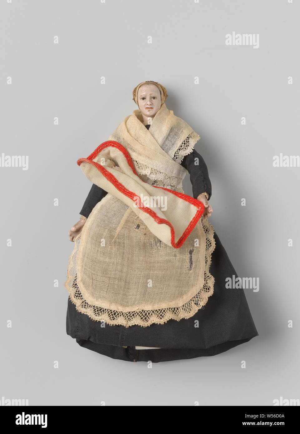 Puppe, die ein Kind in einem Wrap, ein Wrap Kind, Puppe aus Wachs (für Perücke?) mit Augen schwarz, Bohrung an der Oberseite des Kopfes gemalt, Körper, ohne Arme und Beine, in der Spitze über ein Bettwäsche Schicht gewickelt. In einen Schal aus weißer Wolle mit einem roten Band genäht., anonym, Amsterdam (möglicherweise), C. 1700 - C. 1799, Wachs, Wolle, Leinen (Material), l 4,0 cm l 9,0 cm Stockfoto