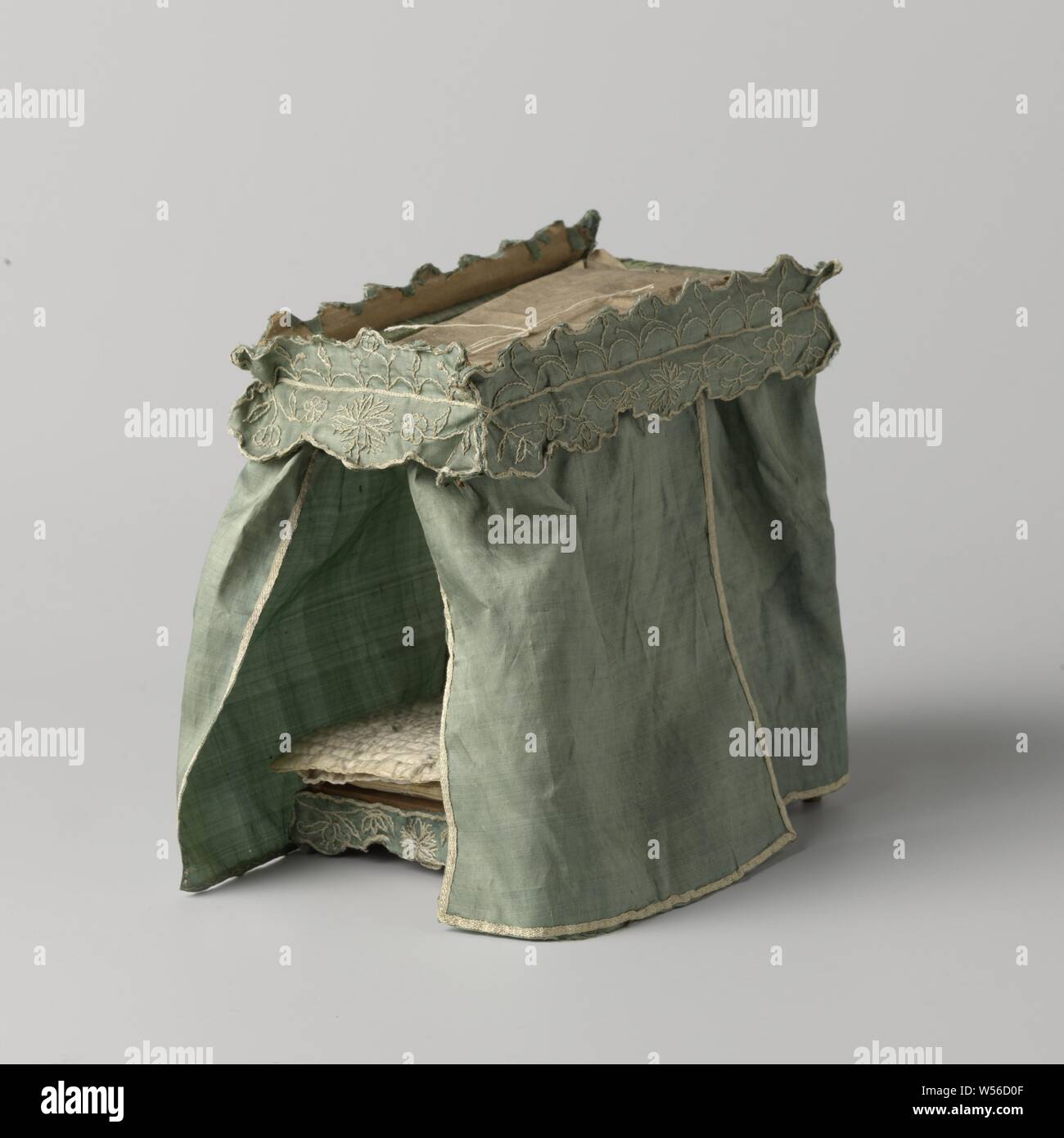 Polster, weiß, Polster mit einer Abdeckung aus feinem weißen Leinen oder Baumwolle mit unklarer hart Füllung., anonym, Amsterdam (möglicherweise), C. 1750, Leinen (Material), Fibre, h 3,5 cm × w 10,5 cm × d2cm Stockfoto